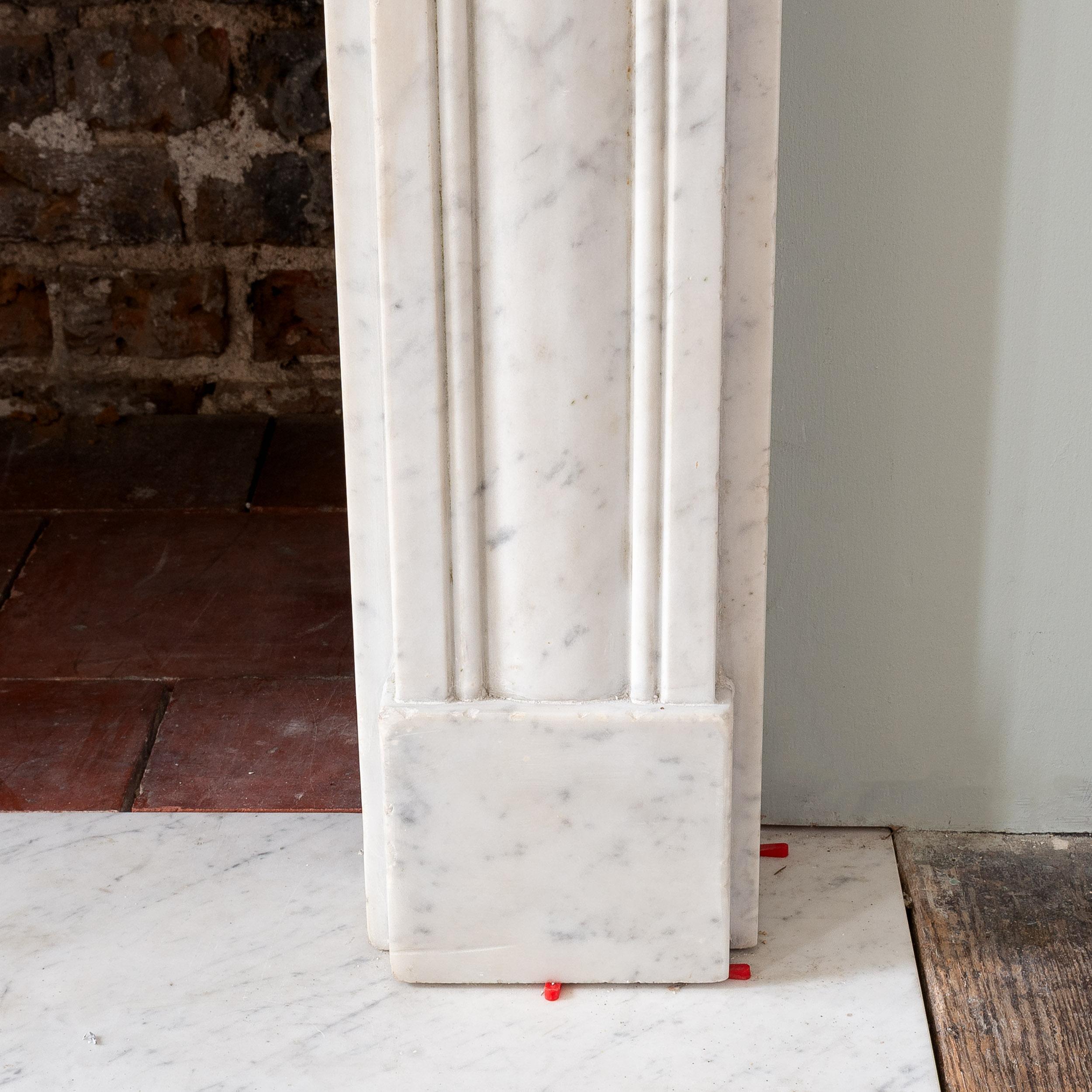 Camino in stile Regency in marmo di Carrara e marmo statuario In condizioni buone in vendita a London, GB