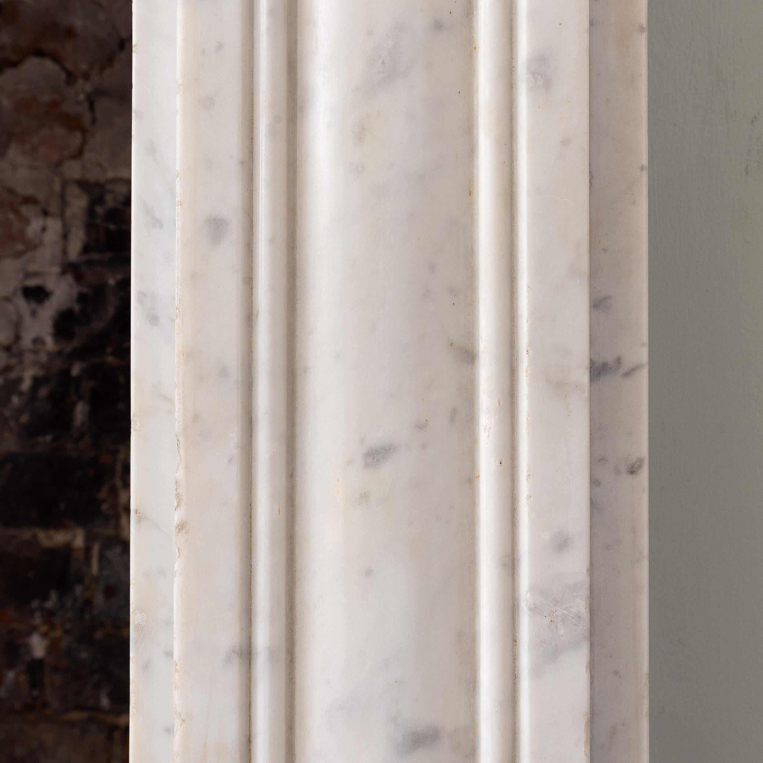 XXI secolo e contemporaneo Camino in stile Regency in marmo di Carrara e marmo statuario in vendita