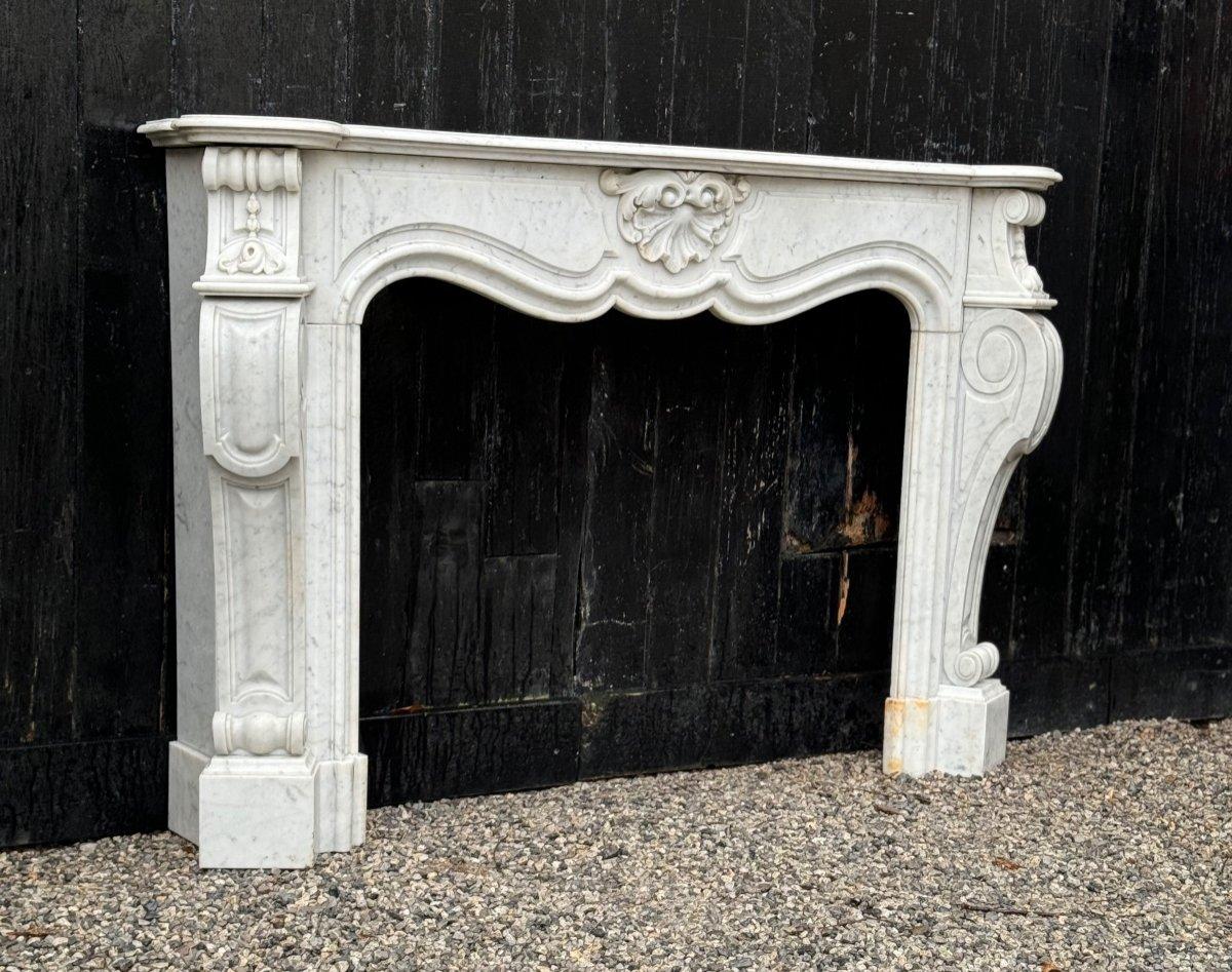 Regency Style Fireplace In White Carrara Marble, Circa 1880 In Excellent Condition For Sale In Honnelles, WHT