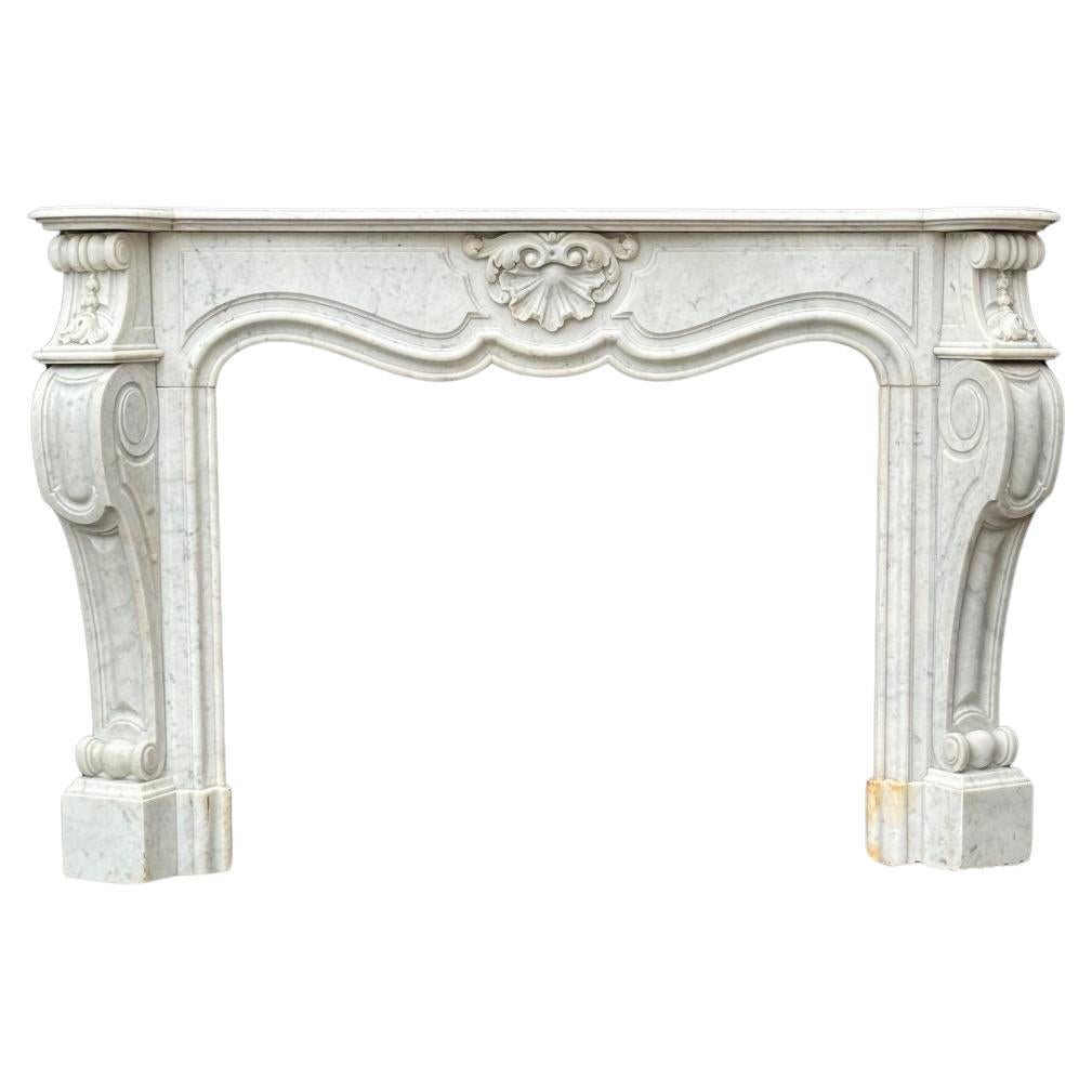 Cheminée de style Régence en marbre blanc de Carrare, vers 1880