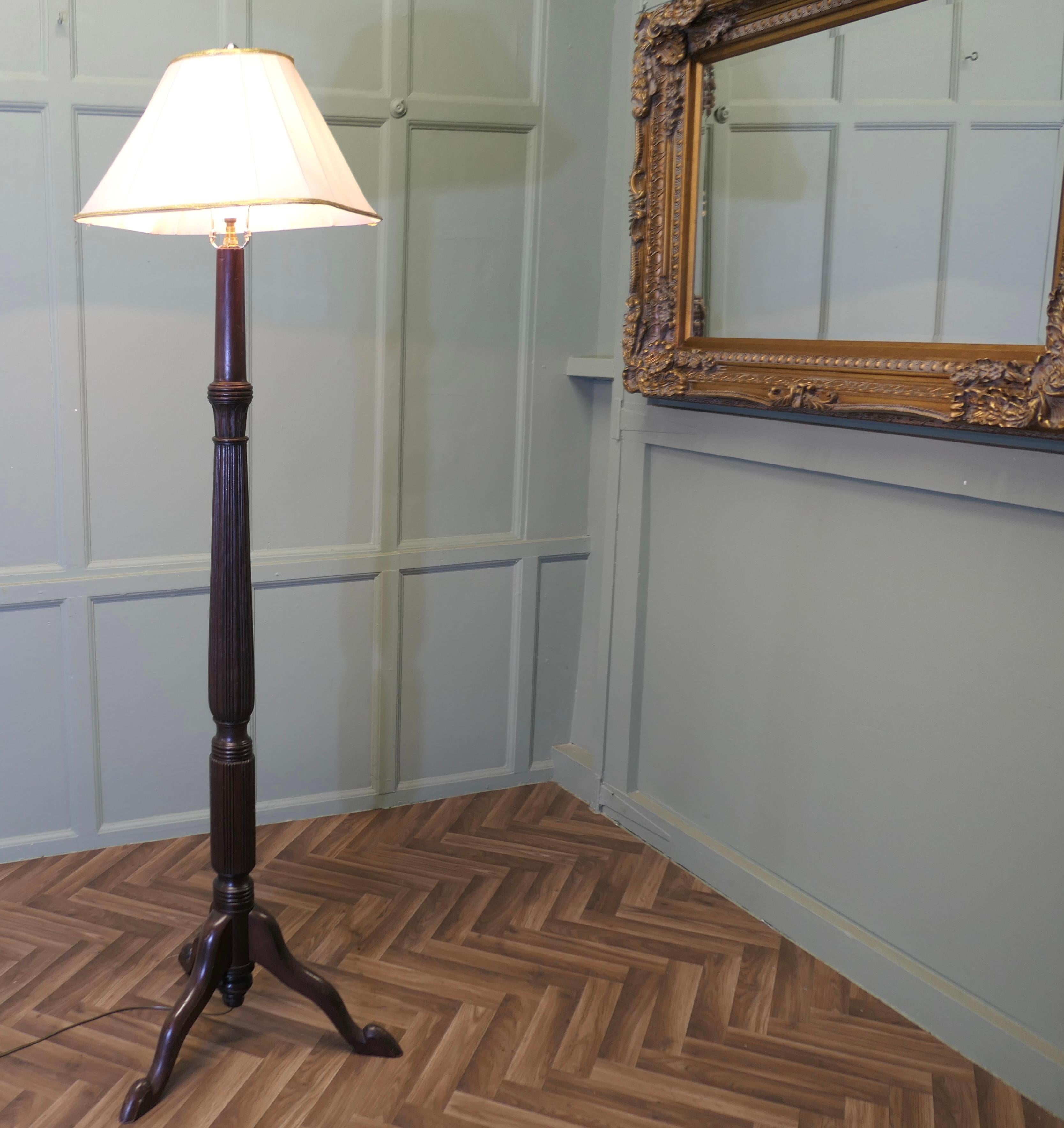 Lampada da terra in stile Regency, lampada standard

Si tratta di un pezzo insolito, probabilmente ricavato da una torcia del XIX secolo; ha una colonna centrale tornita e scanalata ed è posta su tre piedi a zoccolo; è dotato di un paralume quadrato