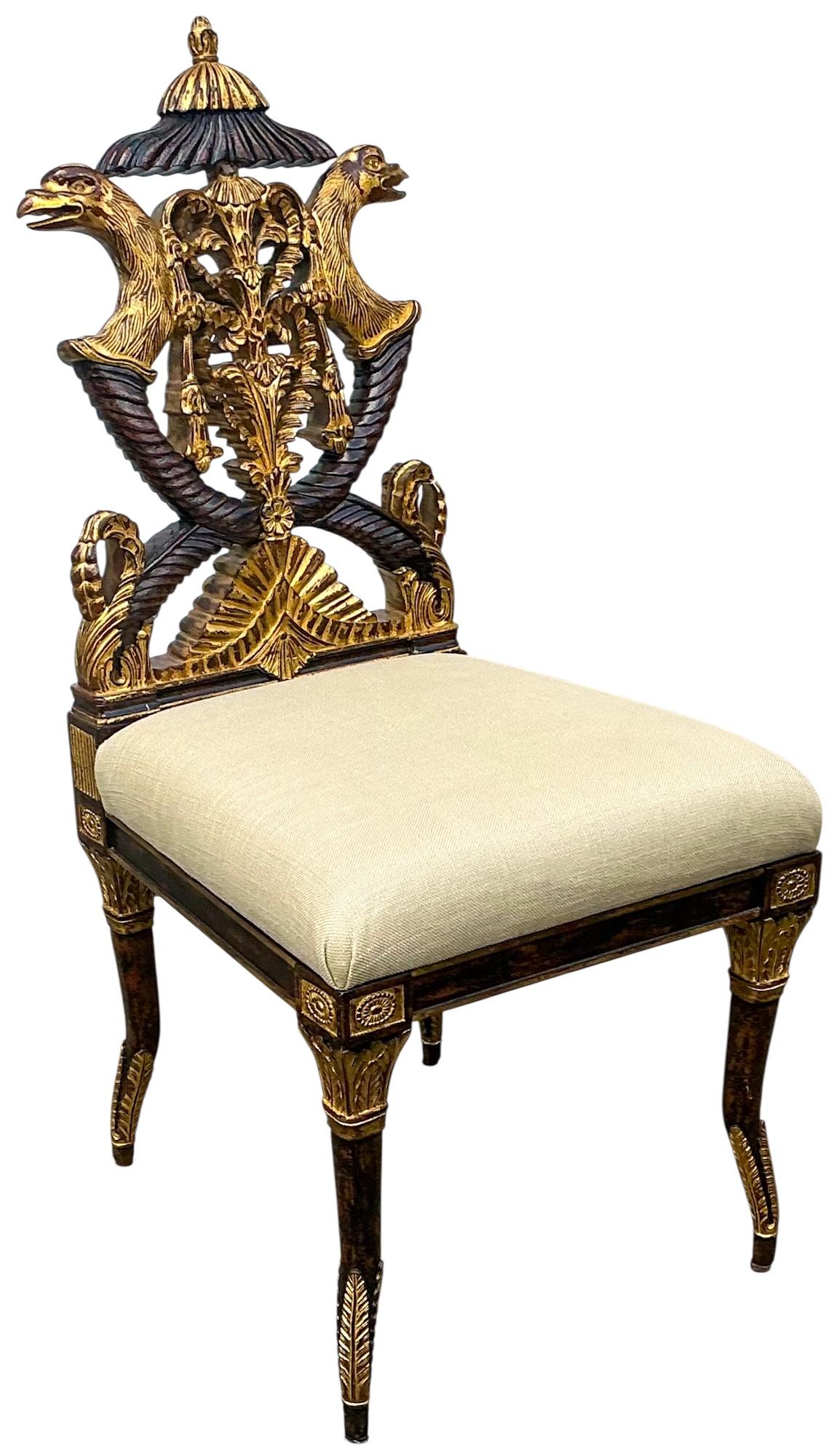 Questa fantastica sedia è una riproduzione di una sedia italiana del XVIII secolo di A. Michel Pergolesi. Presenta una pagoda/ombrello intagliato e dorato su due teste di grifone che emergono da una cornucopia attorcigliata. Le gambe affusolate si