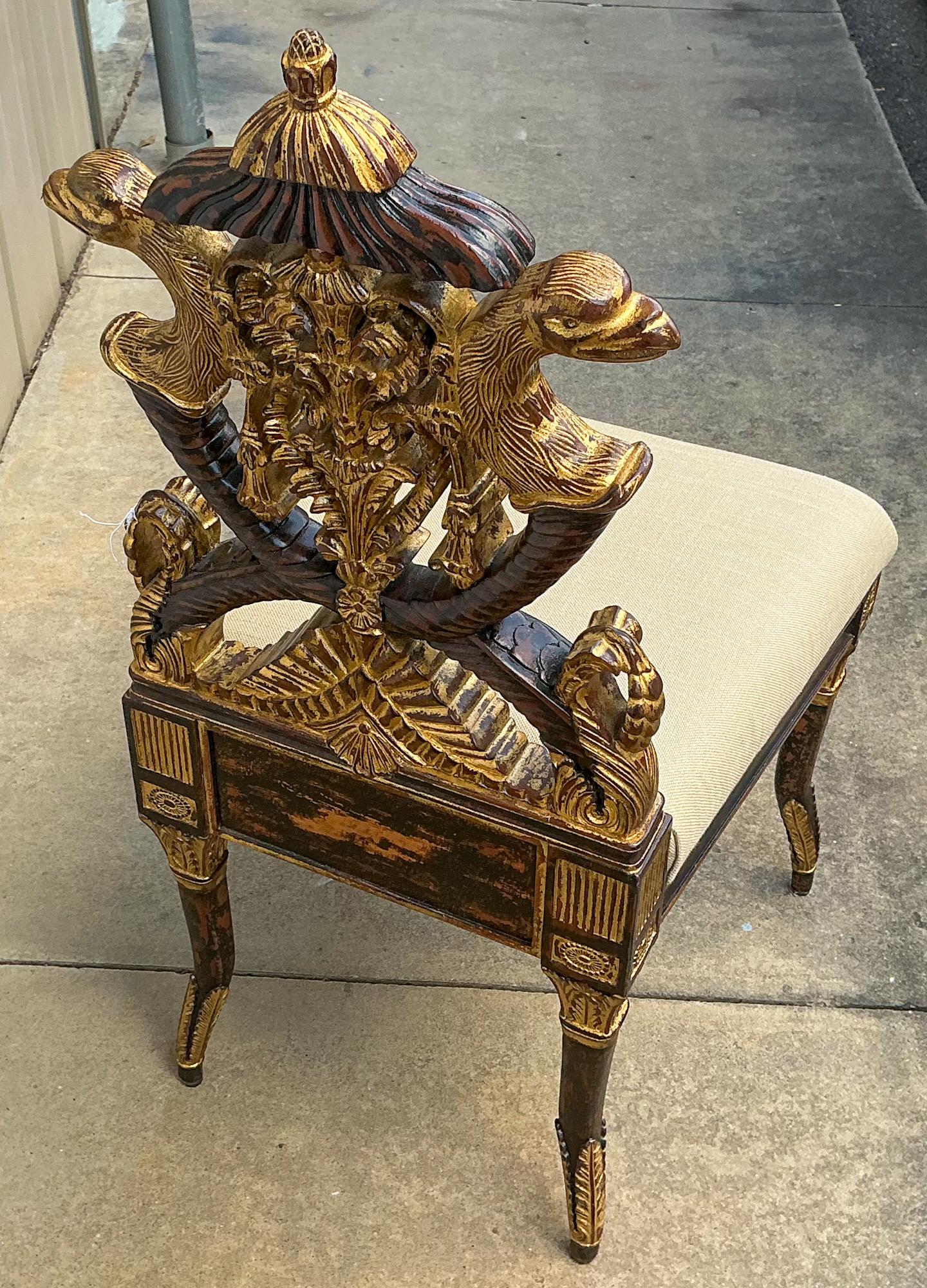 Americano Stile Regency in legno di frutta e foglia d'oro Chinoiserie e Griffin  Sedia laterale / da scrivania in vendita