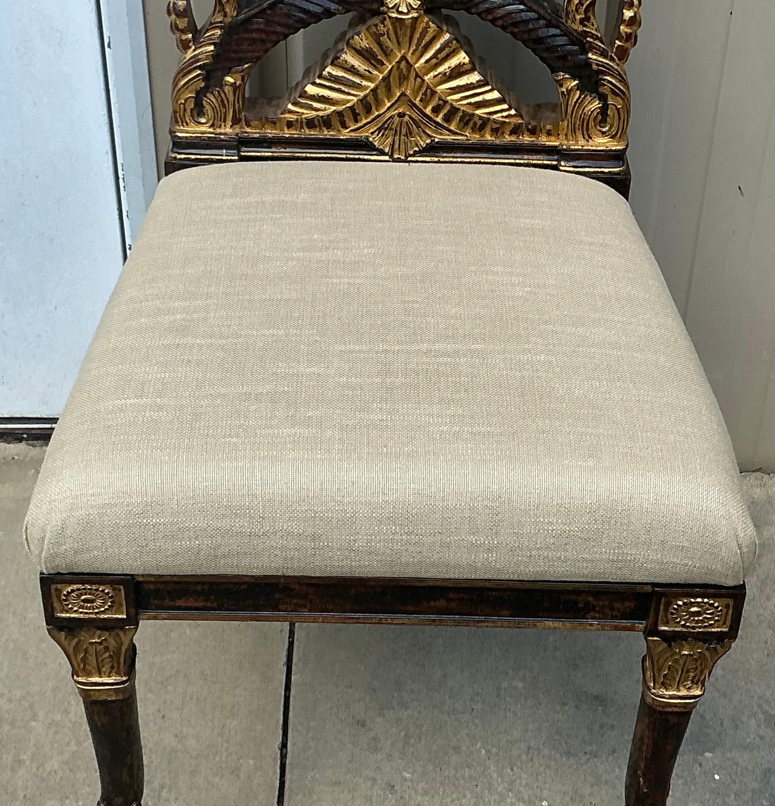XXI secolo e contemporaneo Stile Regency in legno di frutta e foglia d'oro Chinoiserie e Griffin  Sedia laterale / da scrivania in vendita