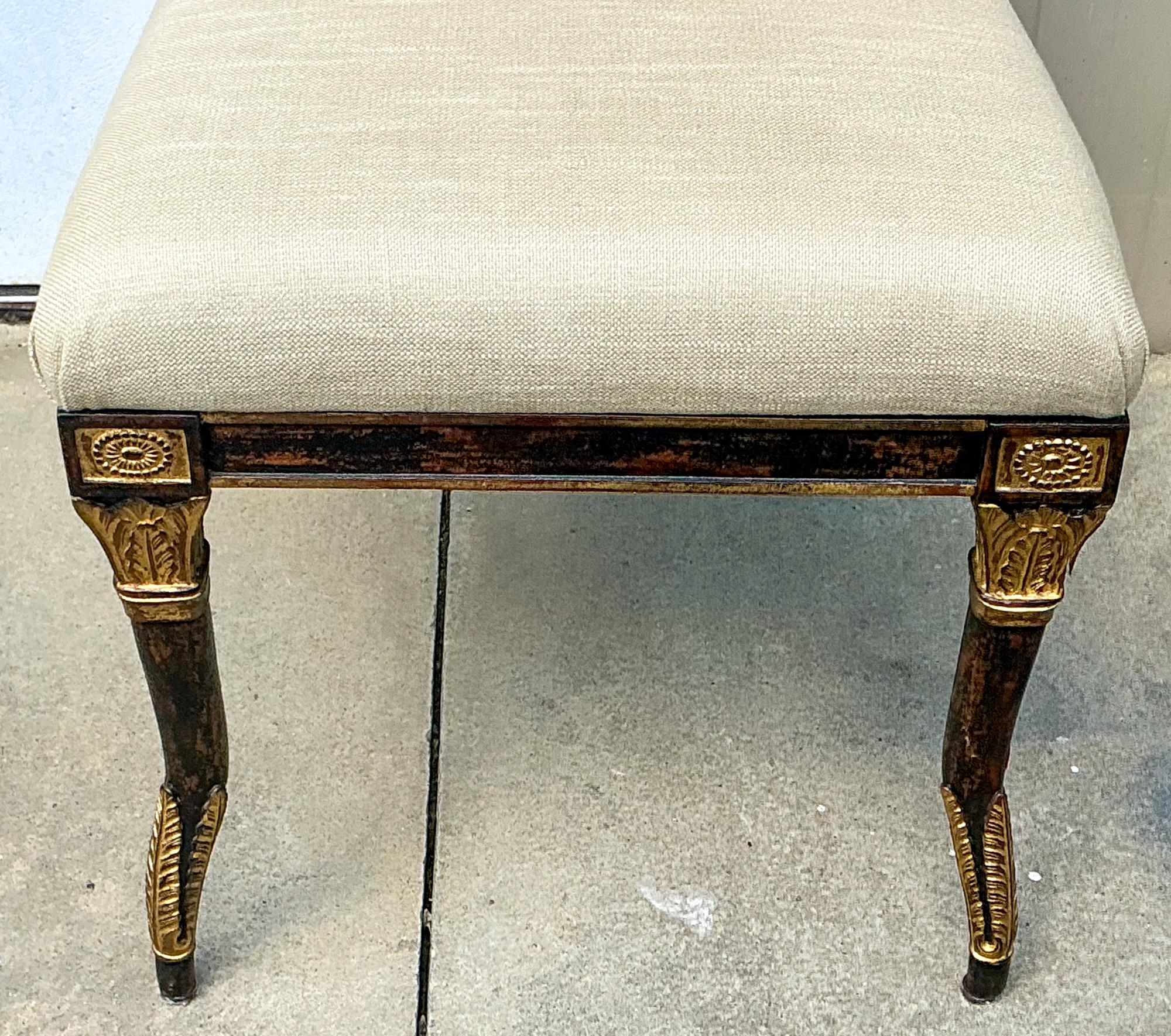 Foglia d’oro Stile Regency in legno di frutta e foglia d'oro Chinoiserie e Griffin  Sedia laterale / da scrivania in vendita