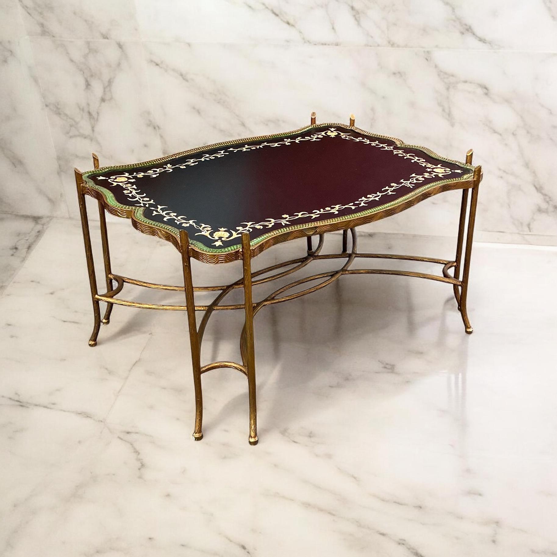 Si tratta di un tavolino da caffè a vassoio in metallo dorato in stile reggenza con un piano dipinto in nero e verde. La cornice è una forma di foil bois fusa. È in ottime condizioni e non presenta segni di riconoscimento, ma è probabile che sia