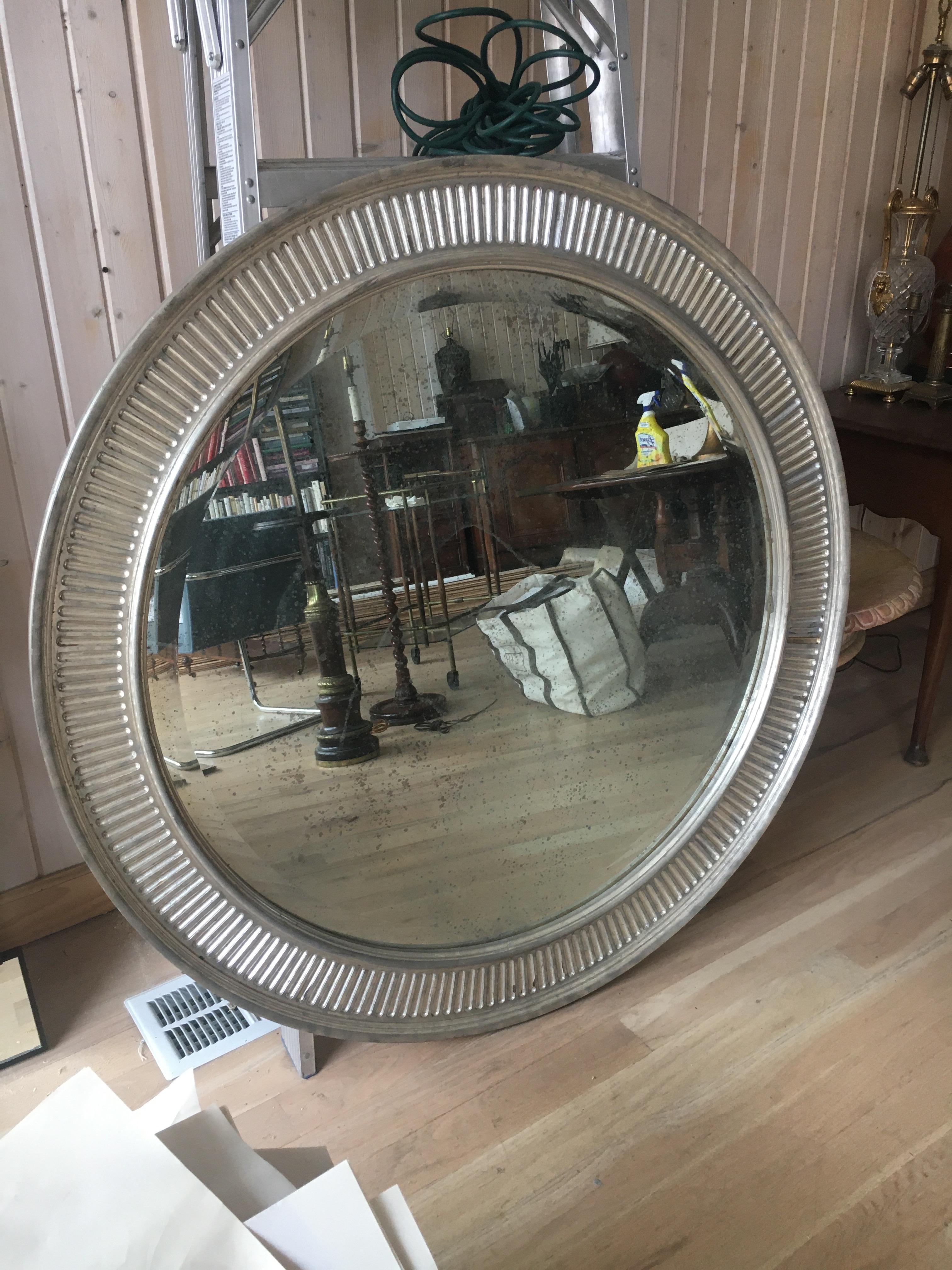 Hollywood Regency Regency Style Giltwood Round Mirror with Beveled Plate, Lovely M Finish For Sale