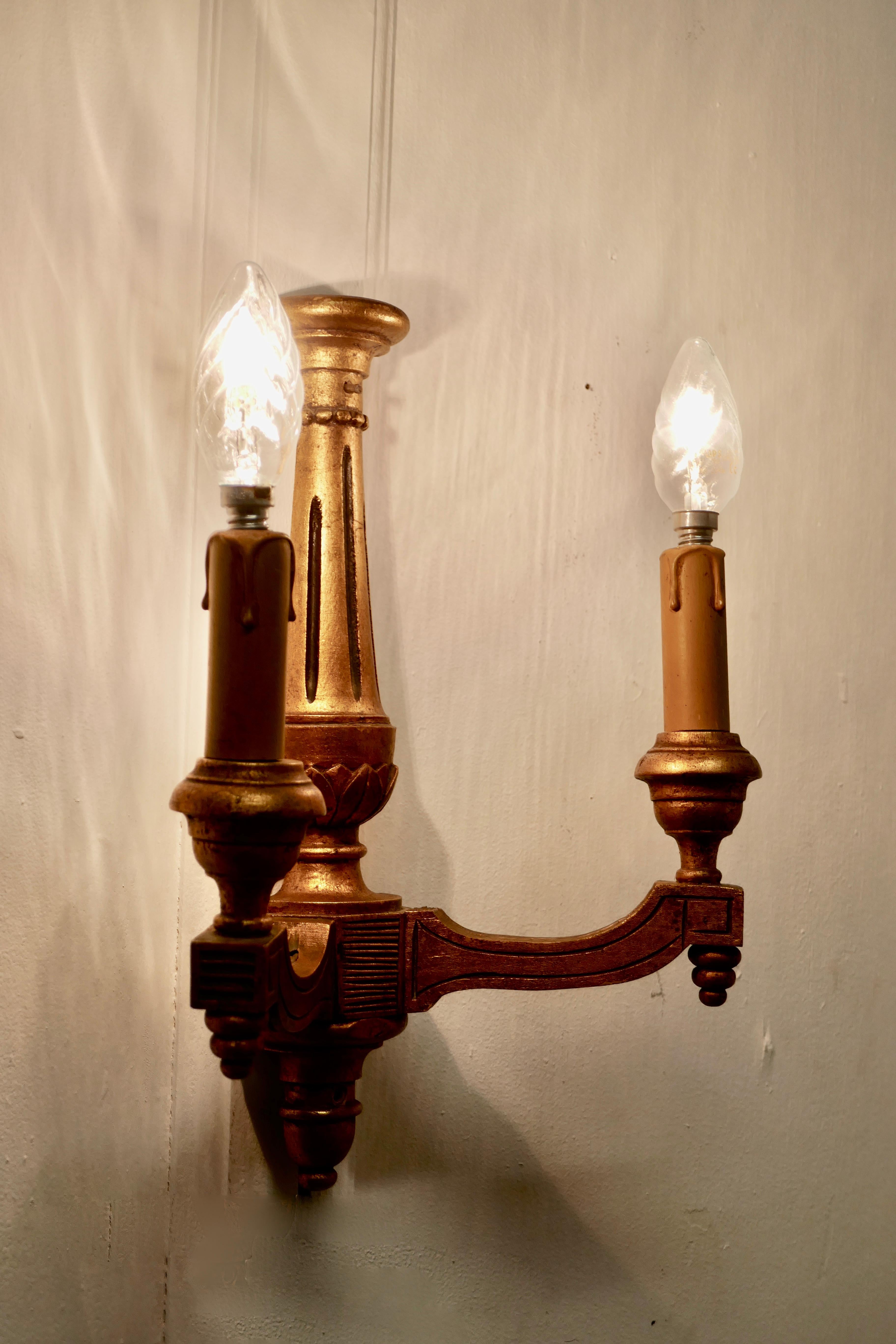 Regency style giltwood carved TwinWall light


This is a very attractive light it has regency look with dark stripes in the column, it has 2 sconces 

The light is in good vintage condition and is working, however it will have to be installed