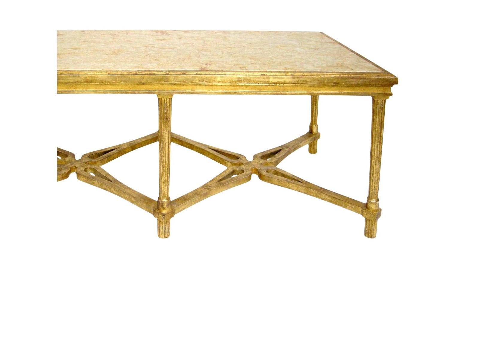 Table basse Marbella en bois doré de style Regency par Randy Esada Bon état - En vente à LOS ANGELES, CA