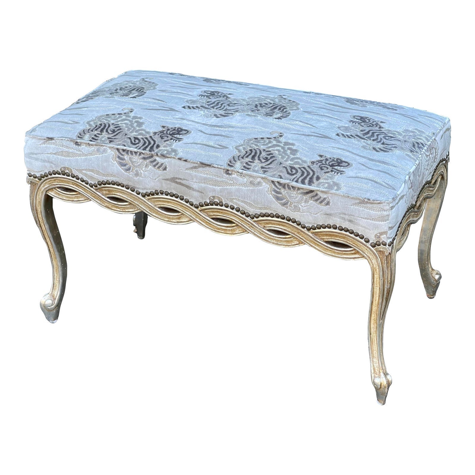 Banco de madera dorada estilo Regency con terciopelo de tigre tibetano por Randy Esada Designs