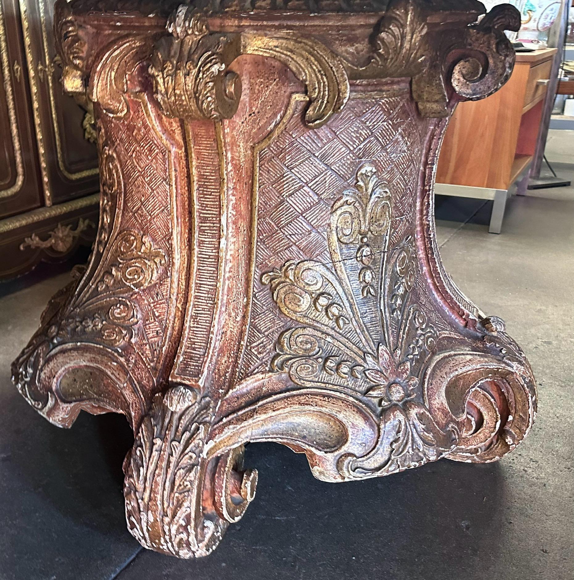 Regency Table centrale de style Régence en bois doré et travertin en vente