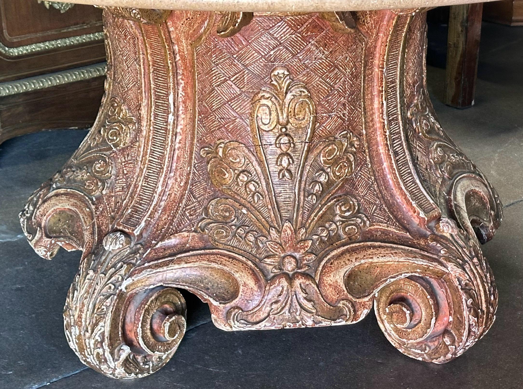 Américain Table centrale de style Régence en bois doré et travertin en vente
