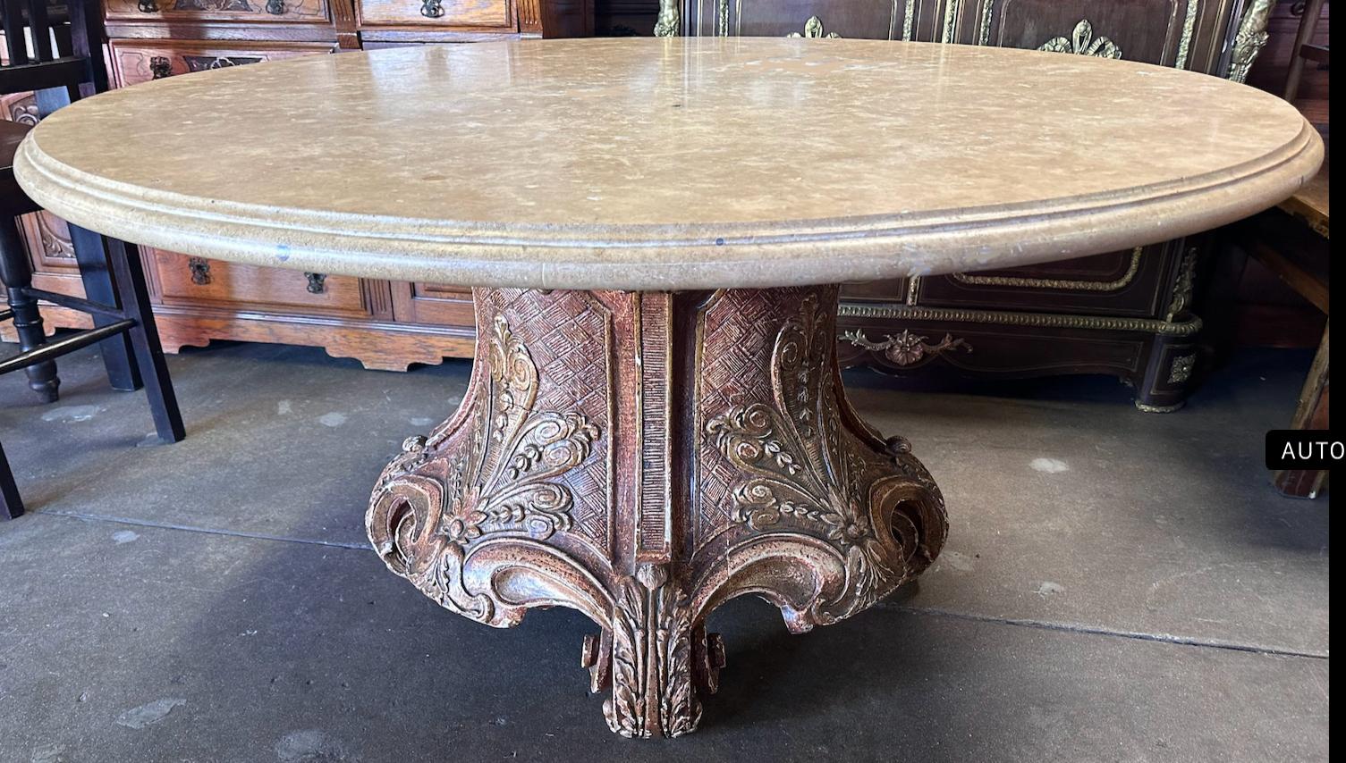 Regency Style Giltwood & Travertin Marmor Center Tisch (Vergoldetes Holz) im Angebot
