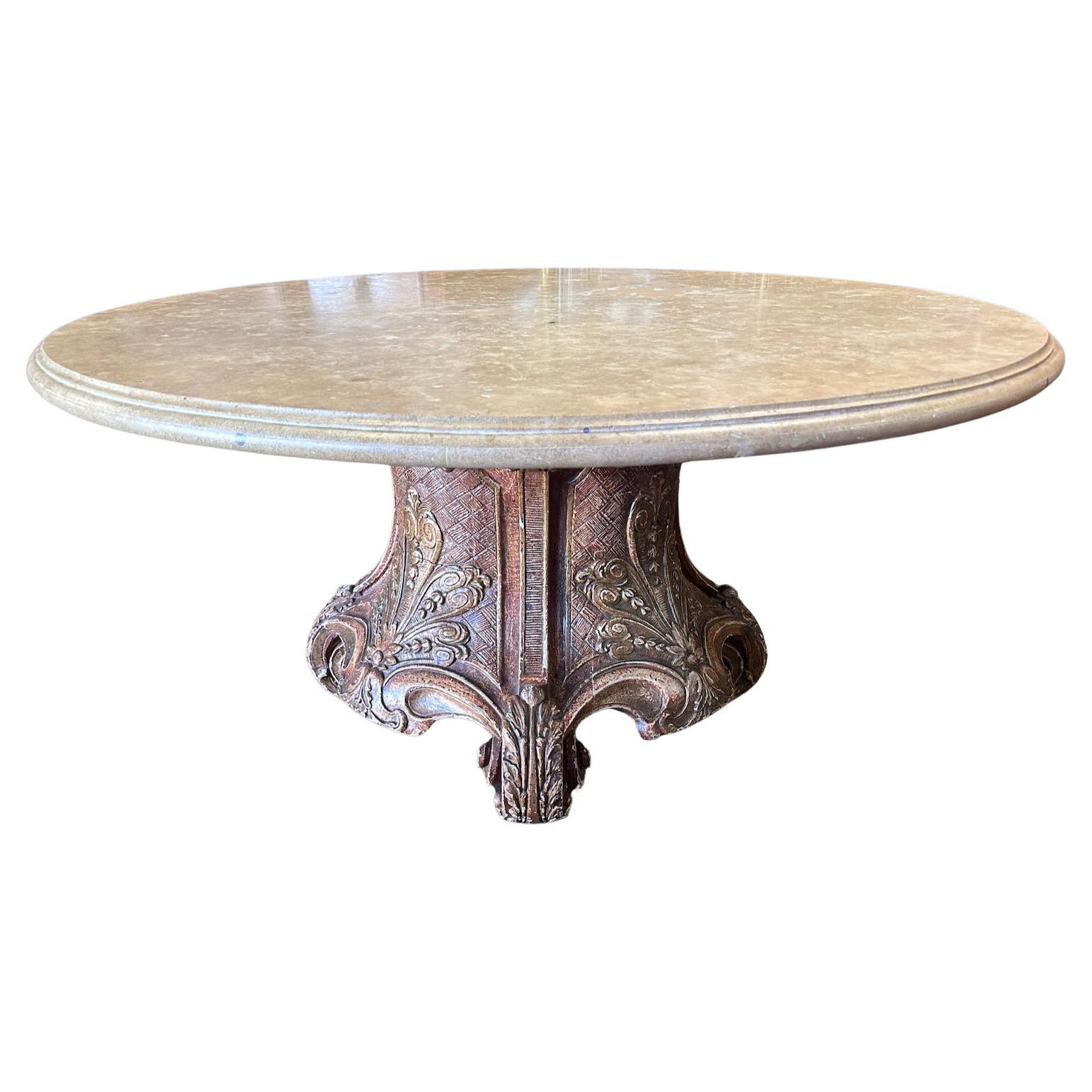 Table centrale de style Régence en bois doré et travertin en vente