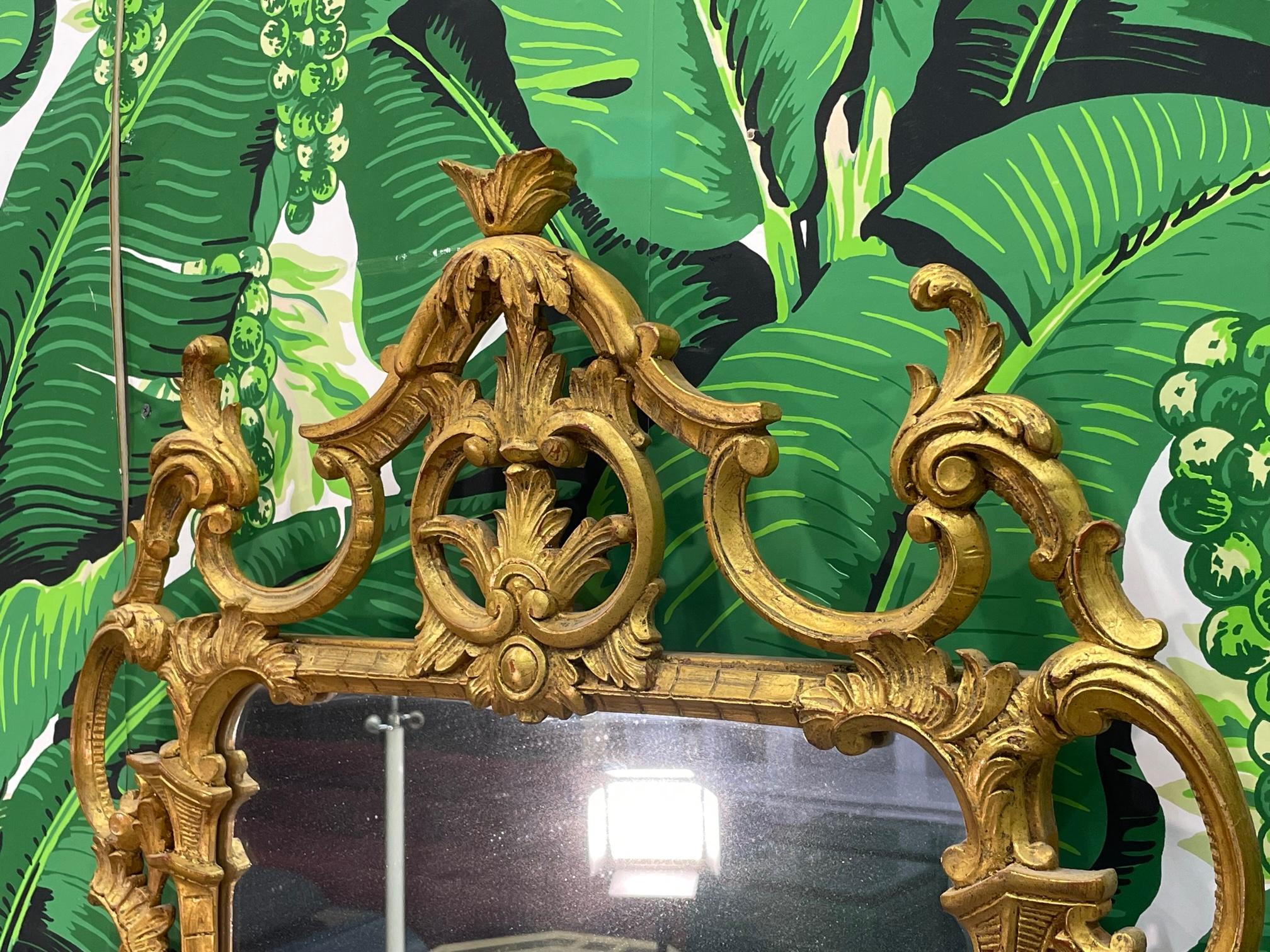 Regency Miroir mural à feuilles d'acanthe sculptées et dorées de style Régence en vente