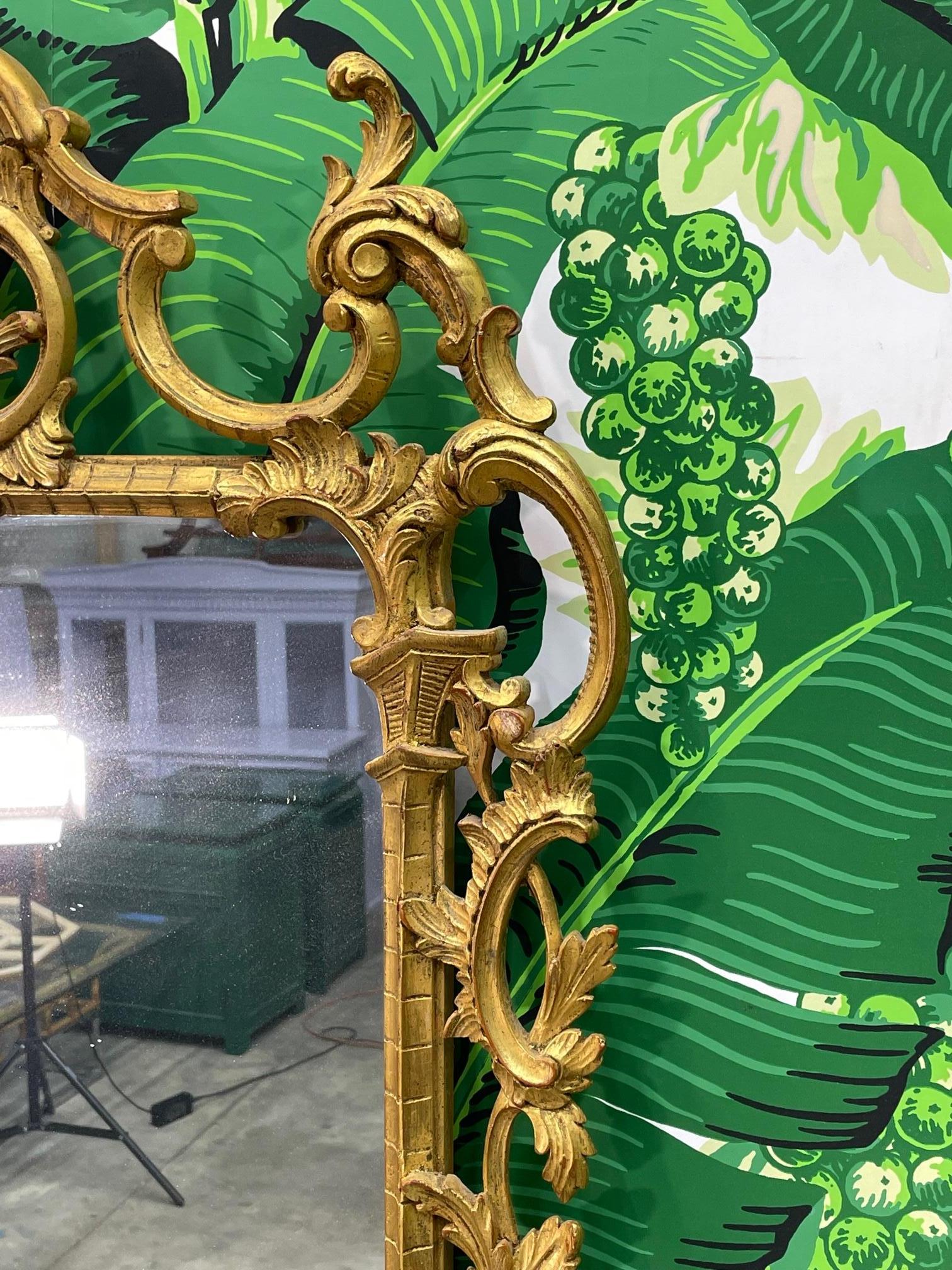Américain Miroir mural à feuilles d'acanthe sculptées et dorées de style Régence en vente
