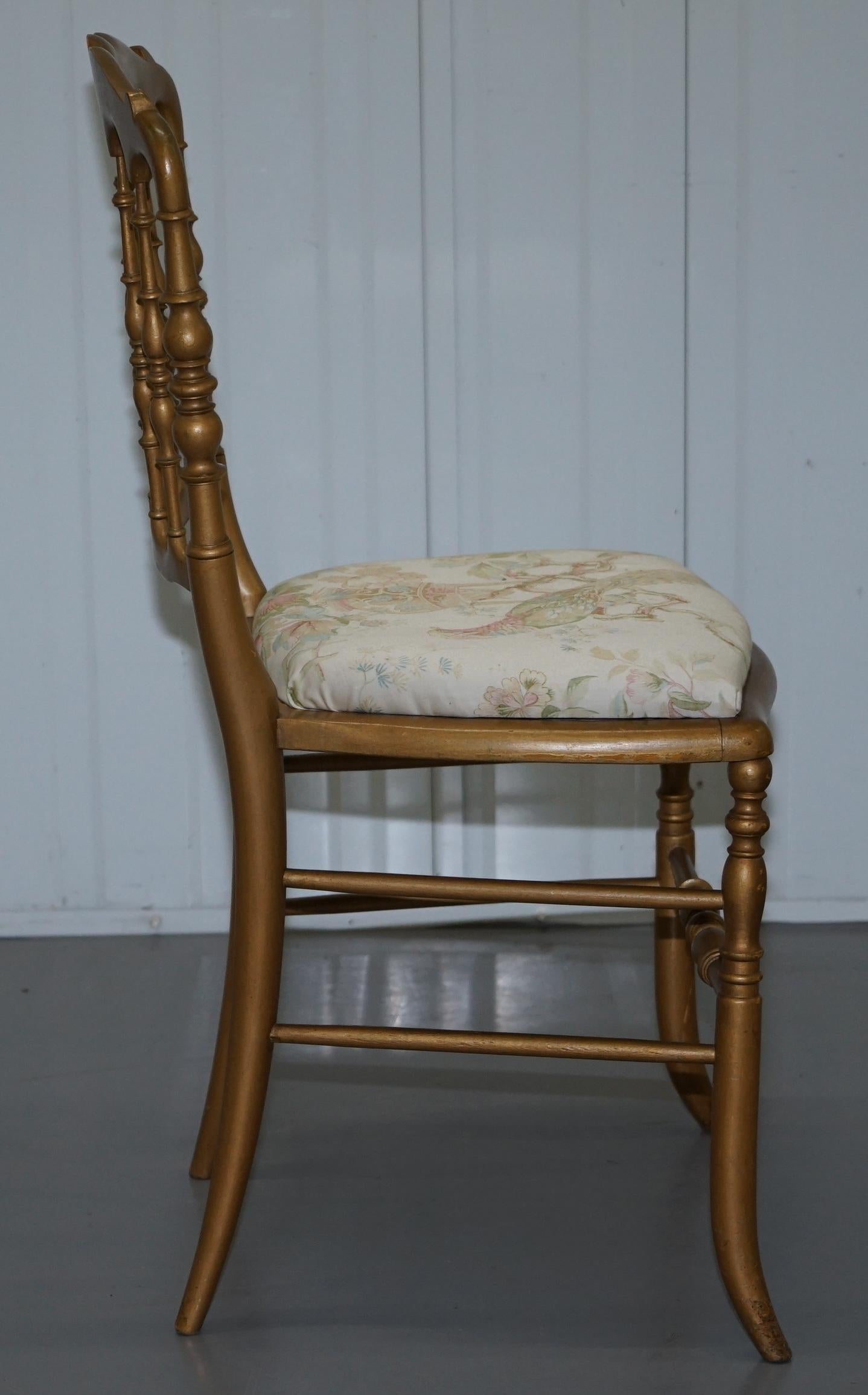 Inizio XX secolo Sedia a fuso in legno dorato in stile Regency del 1900 circa con imbottitura a forma di uccello in vendita