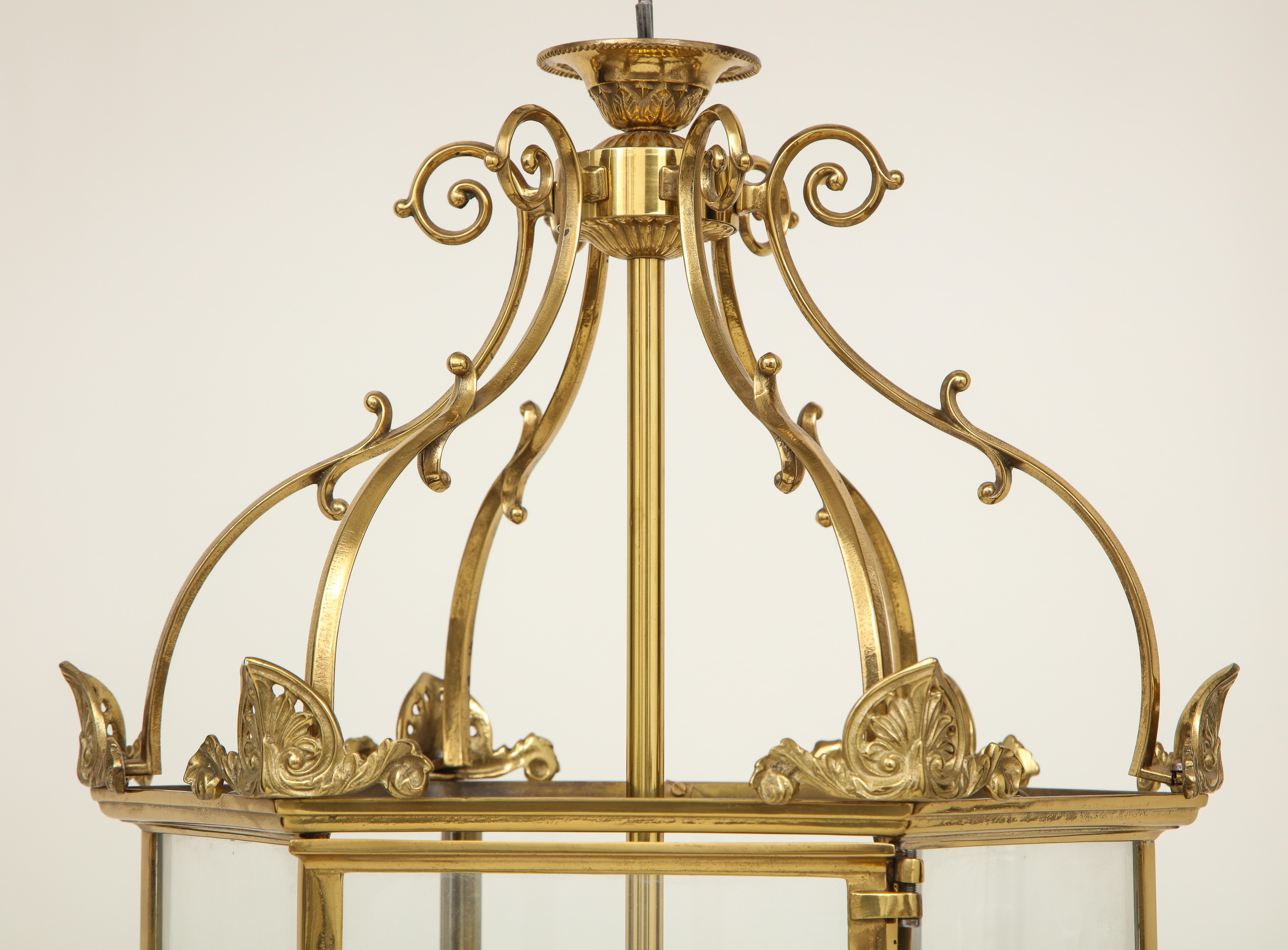 Hallenlaterne im Regency-Stil aus goldlackiertem Messing im Zustand „Gut“ in New York, NY