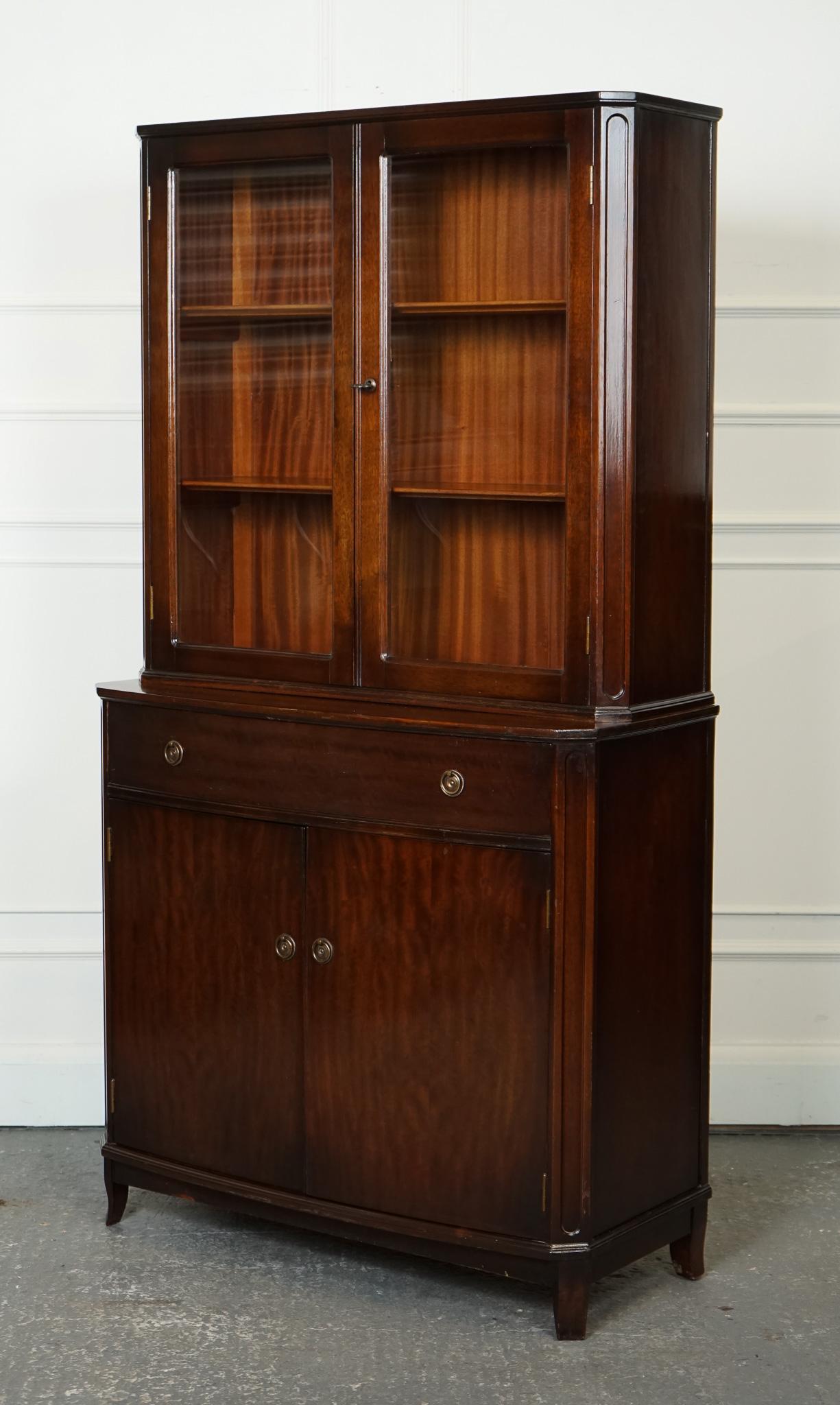 

Wir freuen uns, dieses Regency Style Hardwood Bookcase Cabinet mit verglasten Türen zum Verkauf anzubieten.

Dieses Bücherregal ist kompakt und passt perfekt in kleinere Wohnungen.

Ein Bücherschrank aus Hartholz mit verglasten Türen im