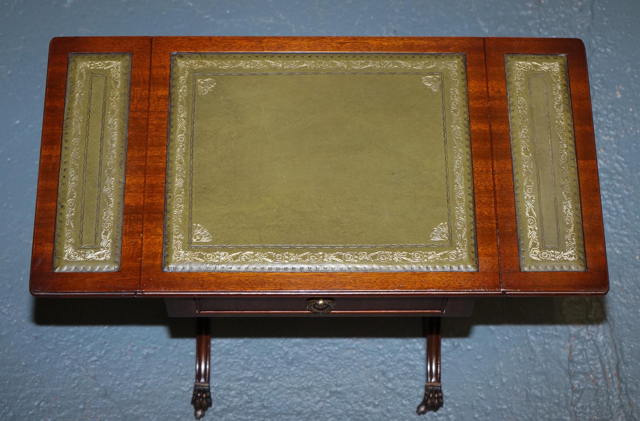 TAVOLO IN LEGNO DURO IN STILE REGENCY CON TOP IN PELLE VERDE E FOGLIE A GOCCIA in vendita 3
