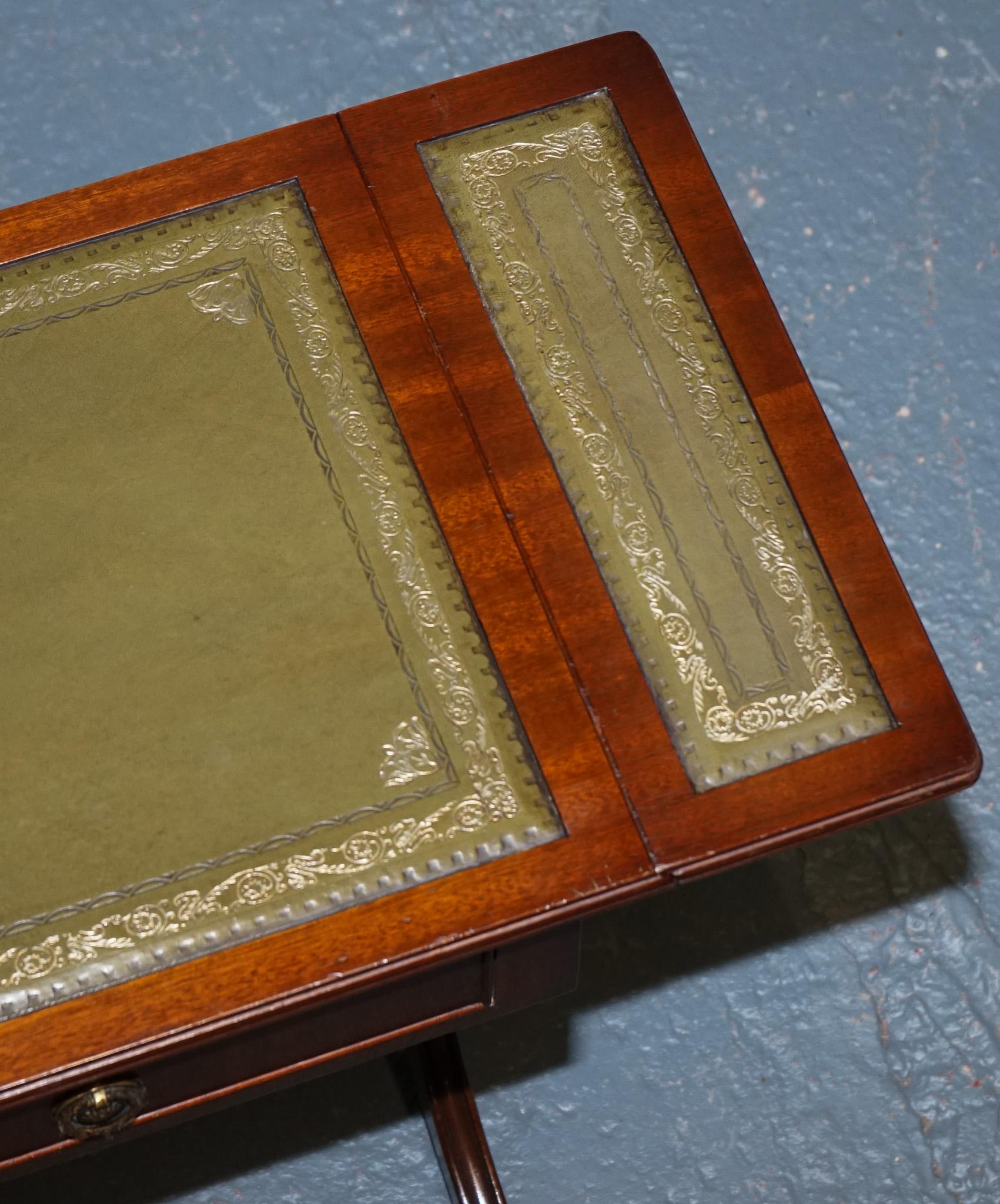 TAVOLO IN LEGNO DURO IN STILE REGENCY CON TOP IN PELLE VERDE E FOGLIE A GOCCIA in vendita 4