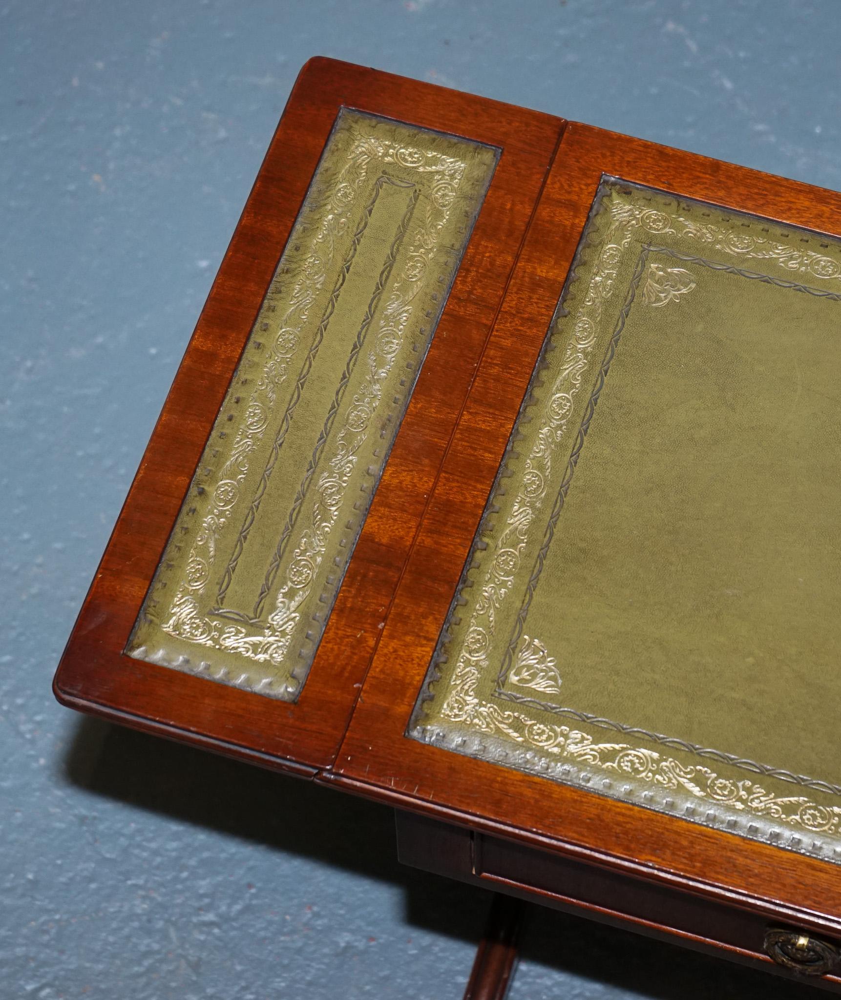 TAVOLO IN LEGNO DURO IN STILE REGENCY CON TOP IN PELLE VERDE E FOGLIE A GOCCIA in vendita 5