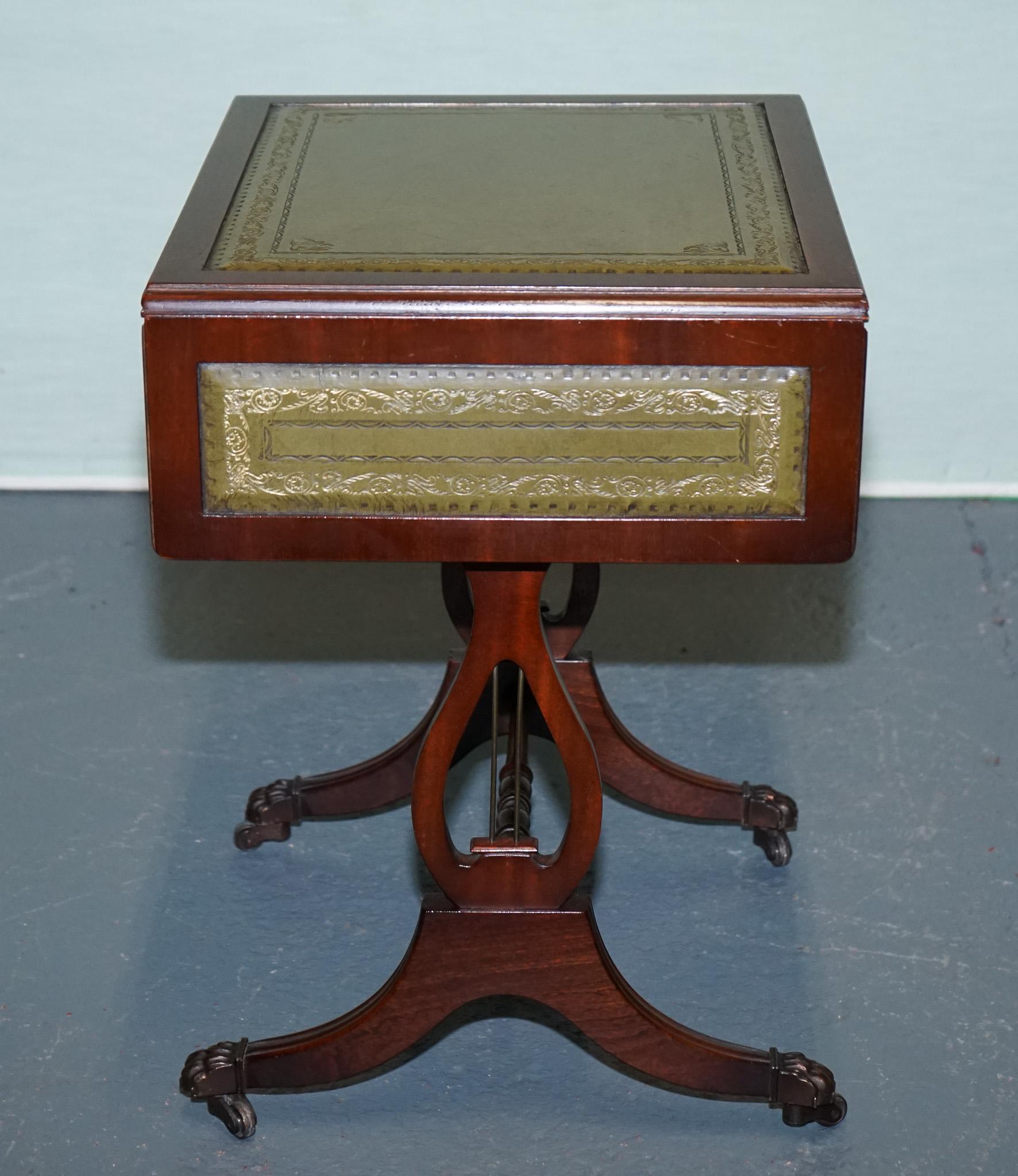 TAVOLO IN LEGNO DURO IN STILE REGENCY CON TOP IN PELLE VERDE E FOGLIE A GOCCIA in vendita 6