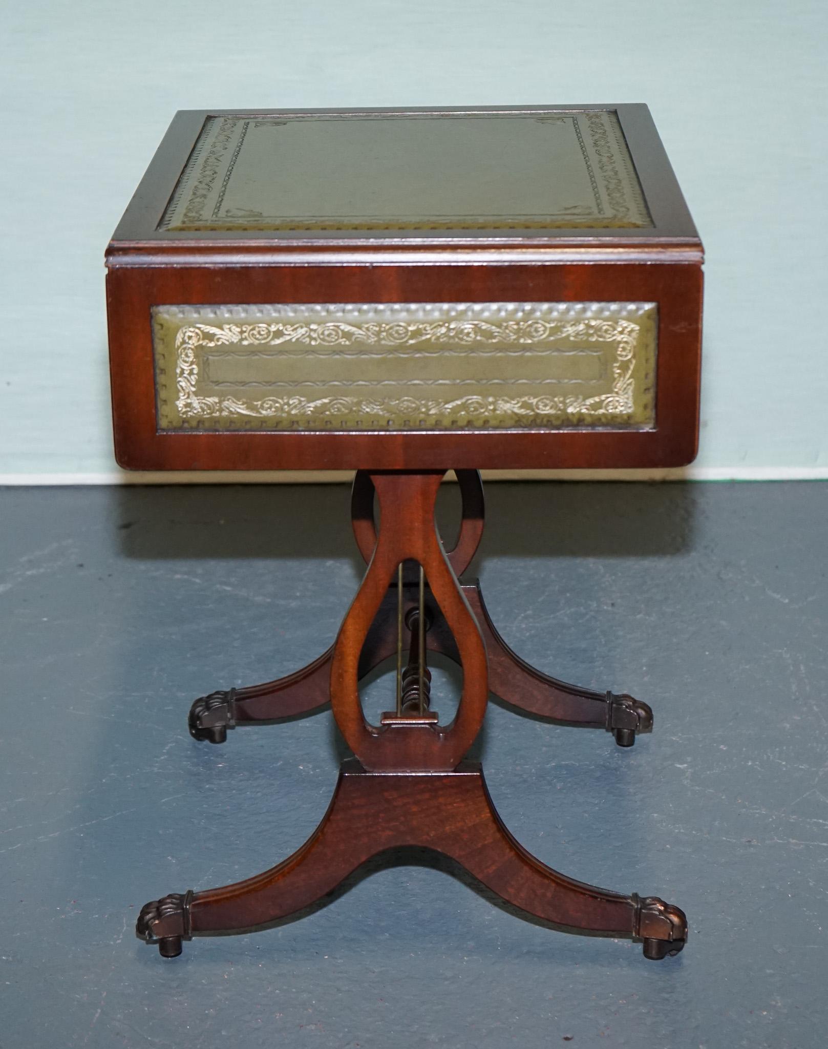 TAVOLO IN LEGNO DURO IN STILE REGENCY CON TOP IN PELLE VERDE E FOGLIE A GOCCIA in vendita 7