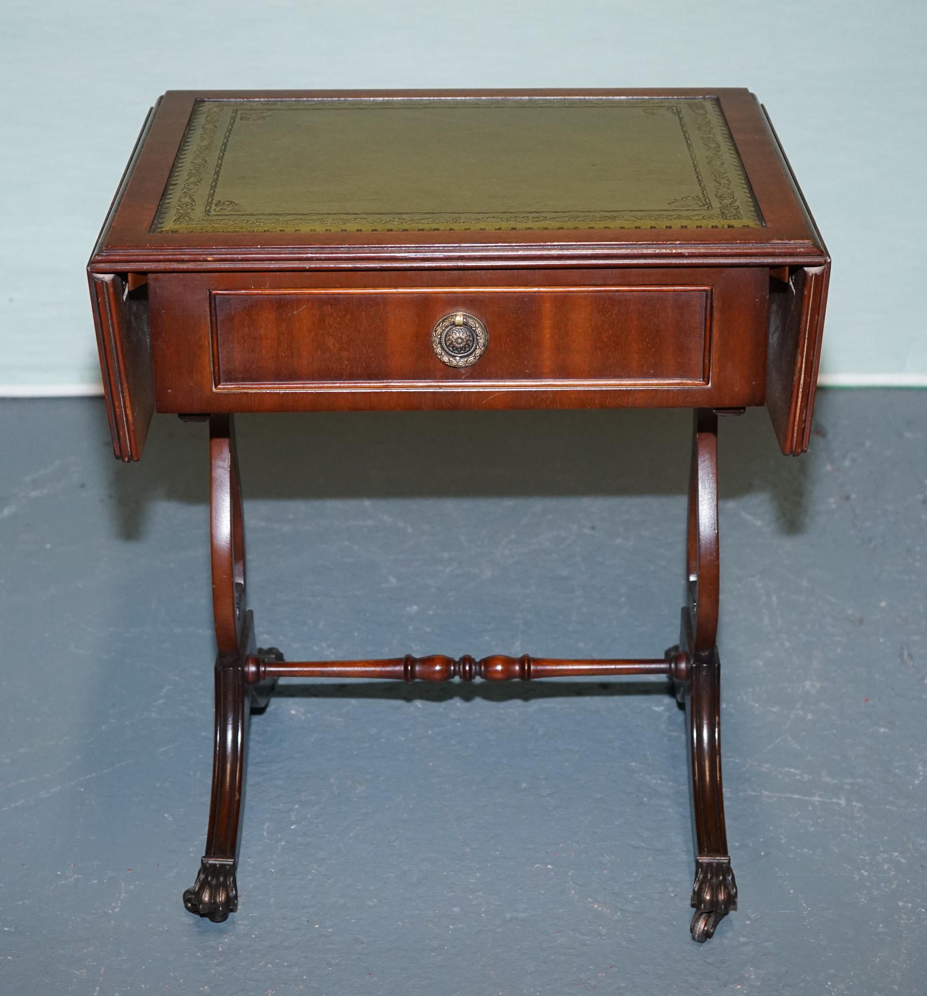 TAVOLO IN LEGNO DURO IN STILE REGENCY CON TOP IN PELLE VERDE E FOGLIE A GOCCIA in vendita 8