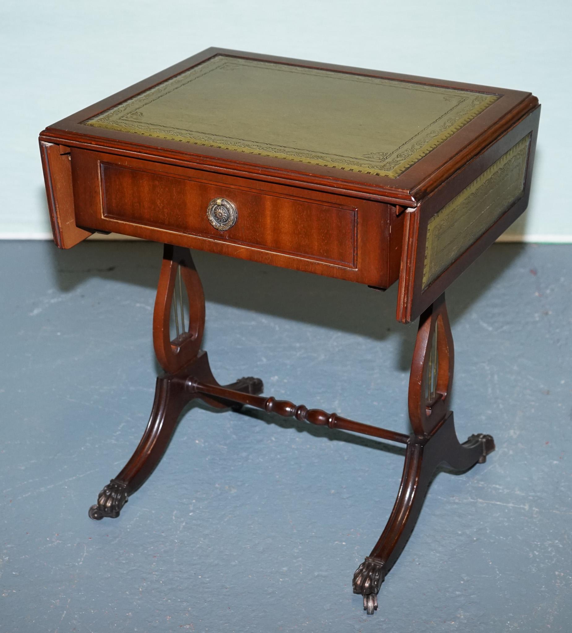 Antiquariato di Londra



Questo elegante tavolino in stile Regency è caratterizzato da una struttura in legno massiccio con un piano in pelle verde lavorata in oro, che gli conferisce un fascino raffinato e senza tempo. Il design a foglie cadenti