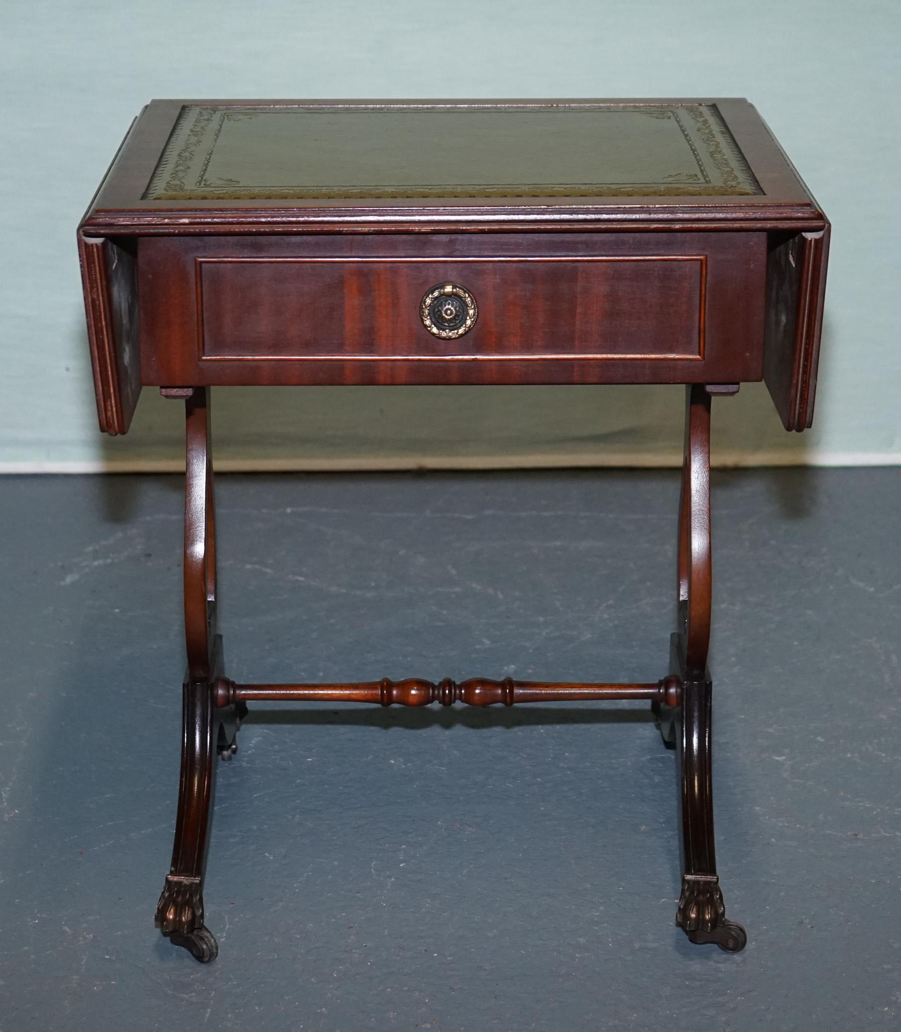 Britannico TAVOLO IN LEGNO DURO IN STILE REGENCY CON TOP IN PELLE VERDE E FOGLIE A GOCCIA in vendita