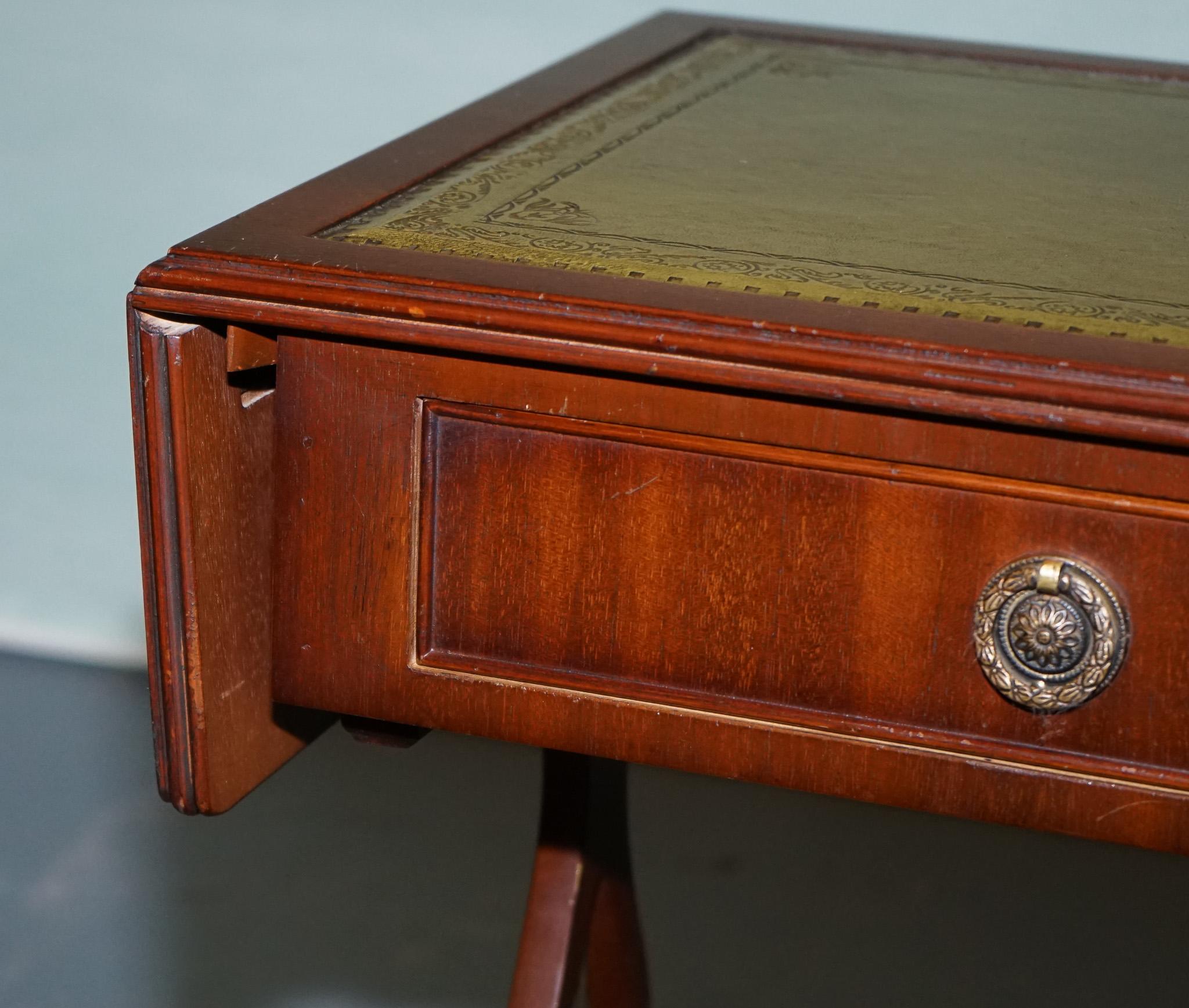 Fatto a mano TAVOLO IN LEGNO DURO IN STILE REGENCY CON TOP IN PELLE VERDE E FOGLIE A GOCCIA in vendita