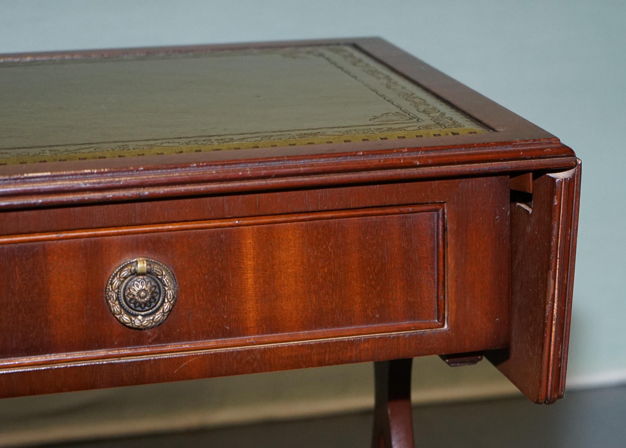 TAVOLO IN LEGNO DURO IN STILE REGENCY CON TOP IN PELLE VERDE E FOGLIE A GOCCIA In condizioni buone in vendita a Pulborough, GB