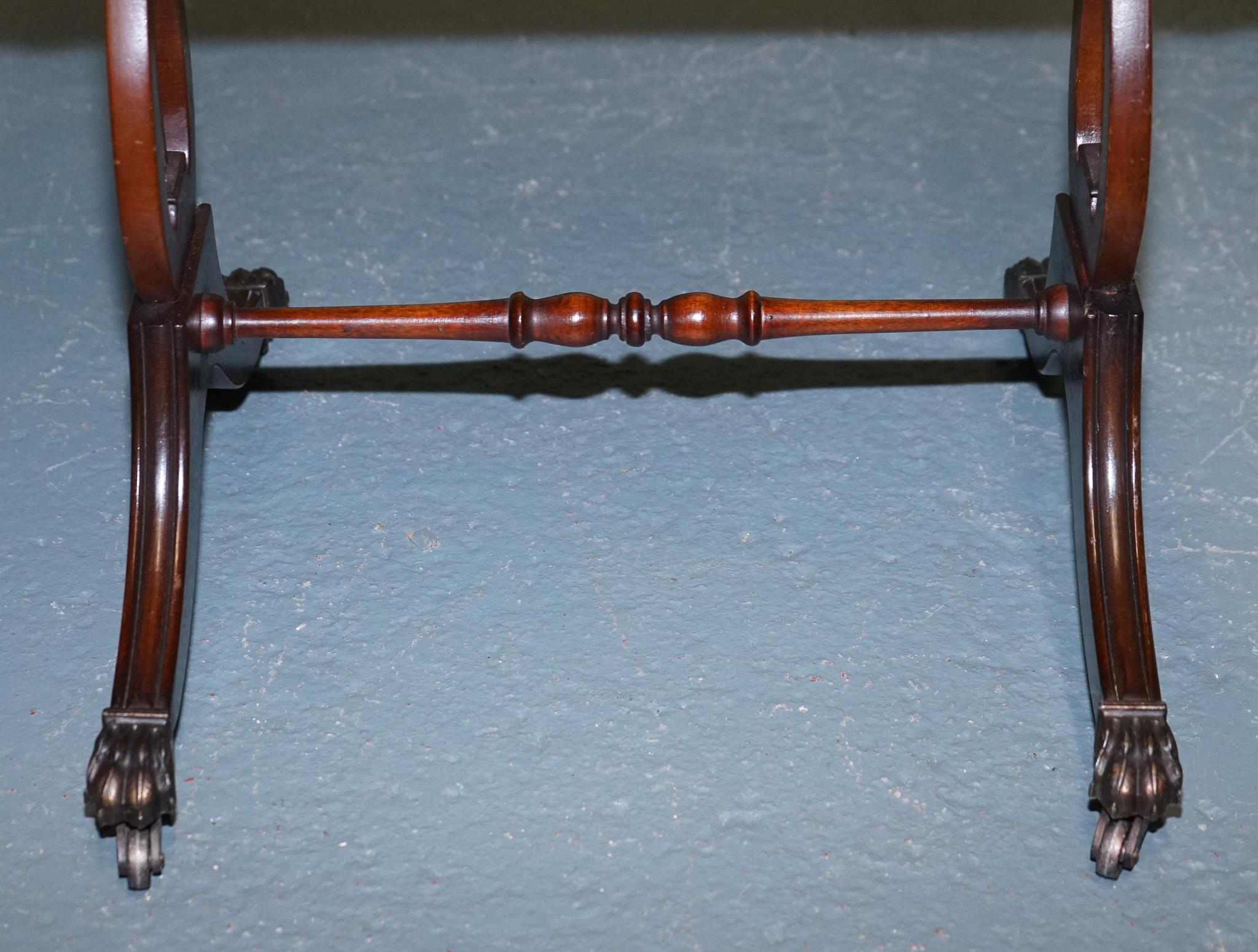 XX secolo TAVOLO IN LEGNO DURO IN STILE REGENCY CON TOP IN PELLE VERDE E FOGLIE A GOCCIA in vendita