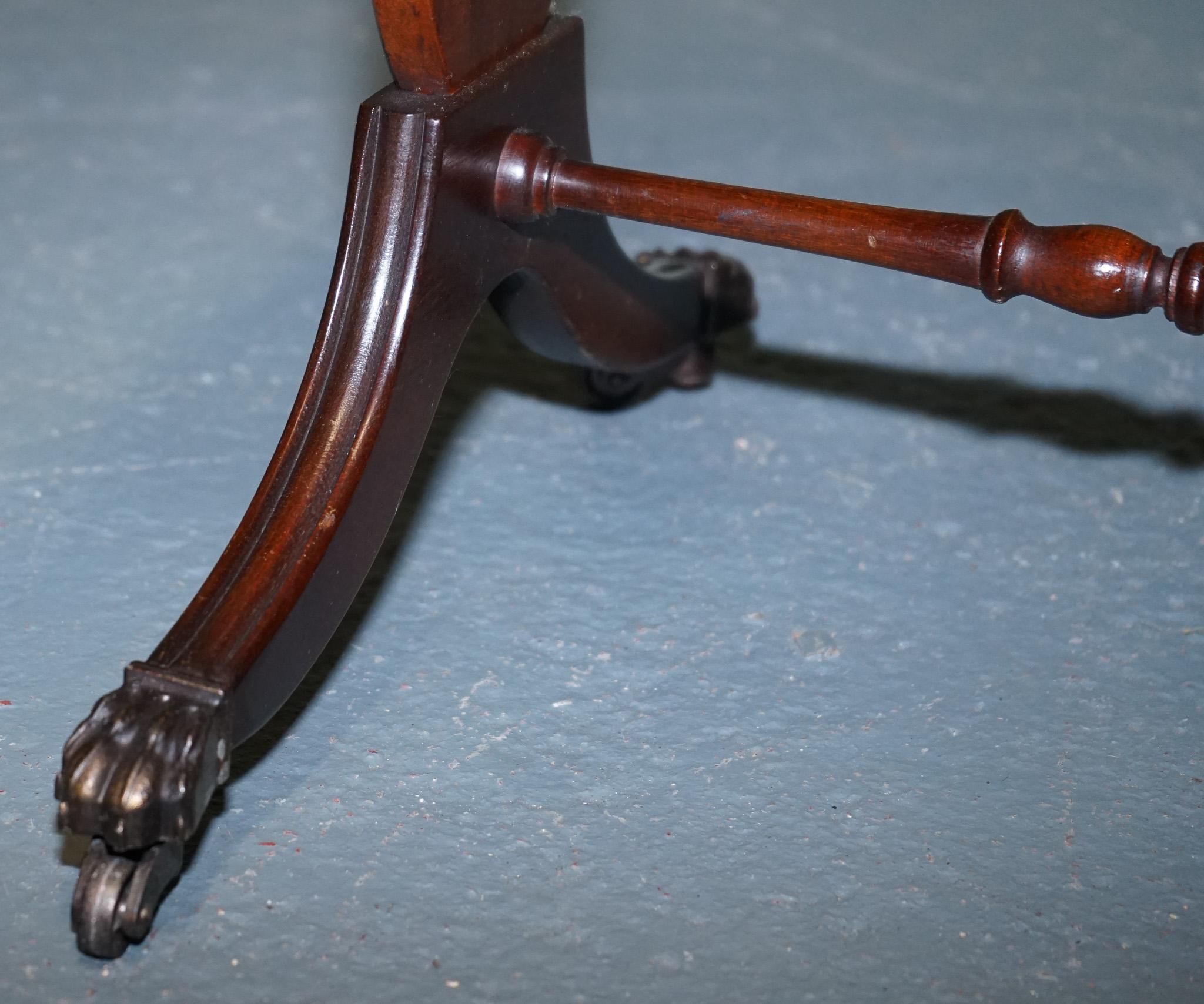 Pelle TAVOLO IN LEGNO DURO IN STILE REGENCY CON TOP IN PELLE VERDE E FOGLIE A GOCCIA in vendita