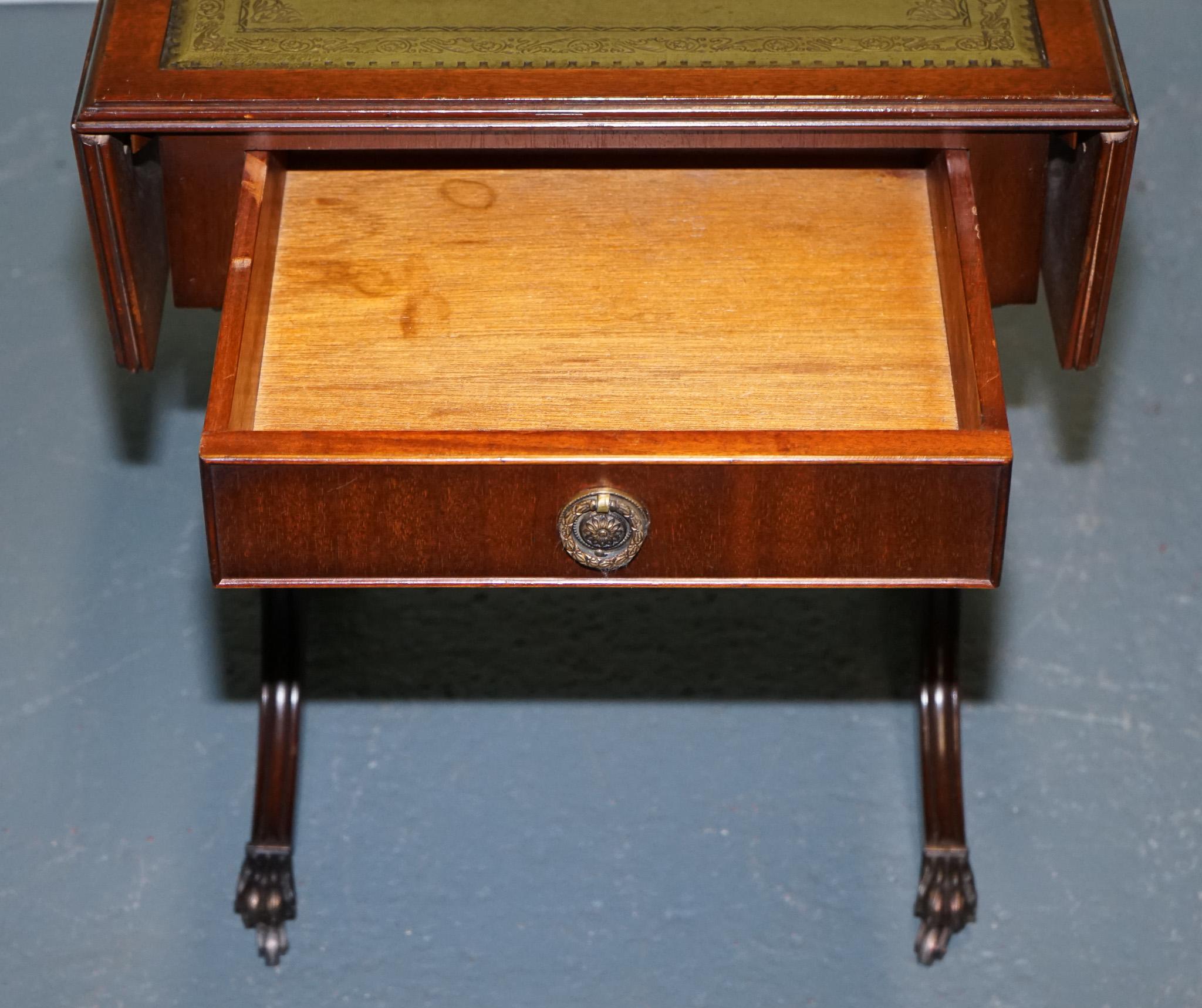 TAVOLO IN LEGNO DURO IN STILE REGENCY CON TOP IN PELLE VERDE E FOGLIE A GOCCIA in vendita 1