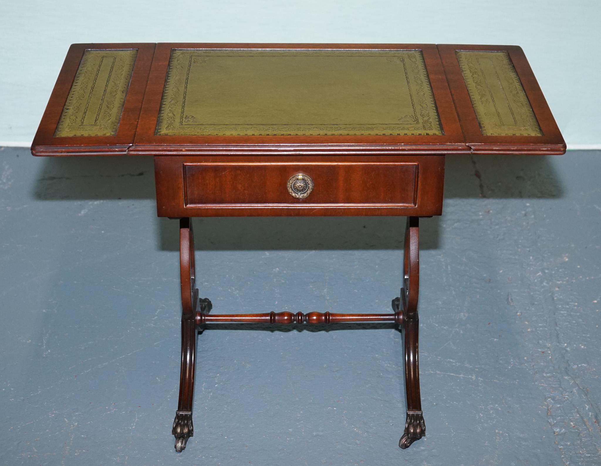 TAVOLO IN LEGNO DURO IN STILE REGENCY CON TOP IN PELLE VERDE E FOGLIE A GOCCIA in vendita 2