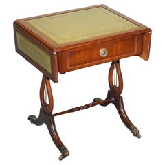 TAVOLO IN LEGNO DURO IN STILE REGENCY CON TOP IN PELLE VERDE E FOGLIE A GOCCIA