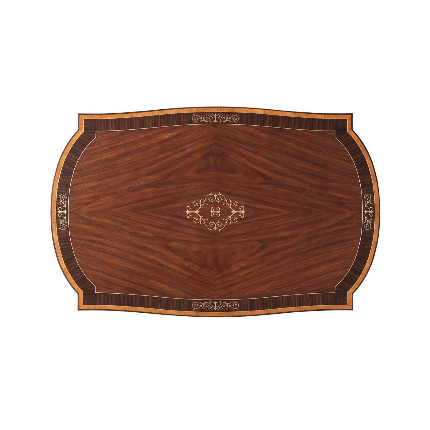 Exquisément conçu avec un plateau à bandes croisées et un placage figuré, ce meuble présente des incrustations de lignes et de fleurs en laiton qui mettent en valeur la beauté de sa silhouette ovale. La finition Walcot approfondit l'élégance des