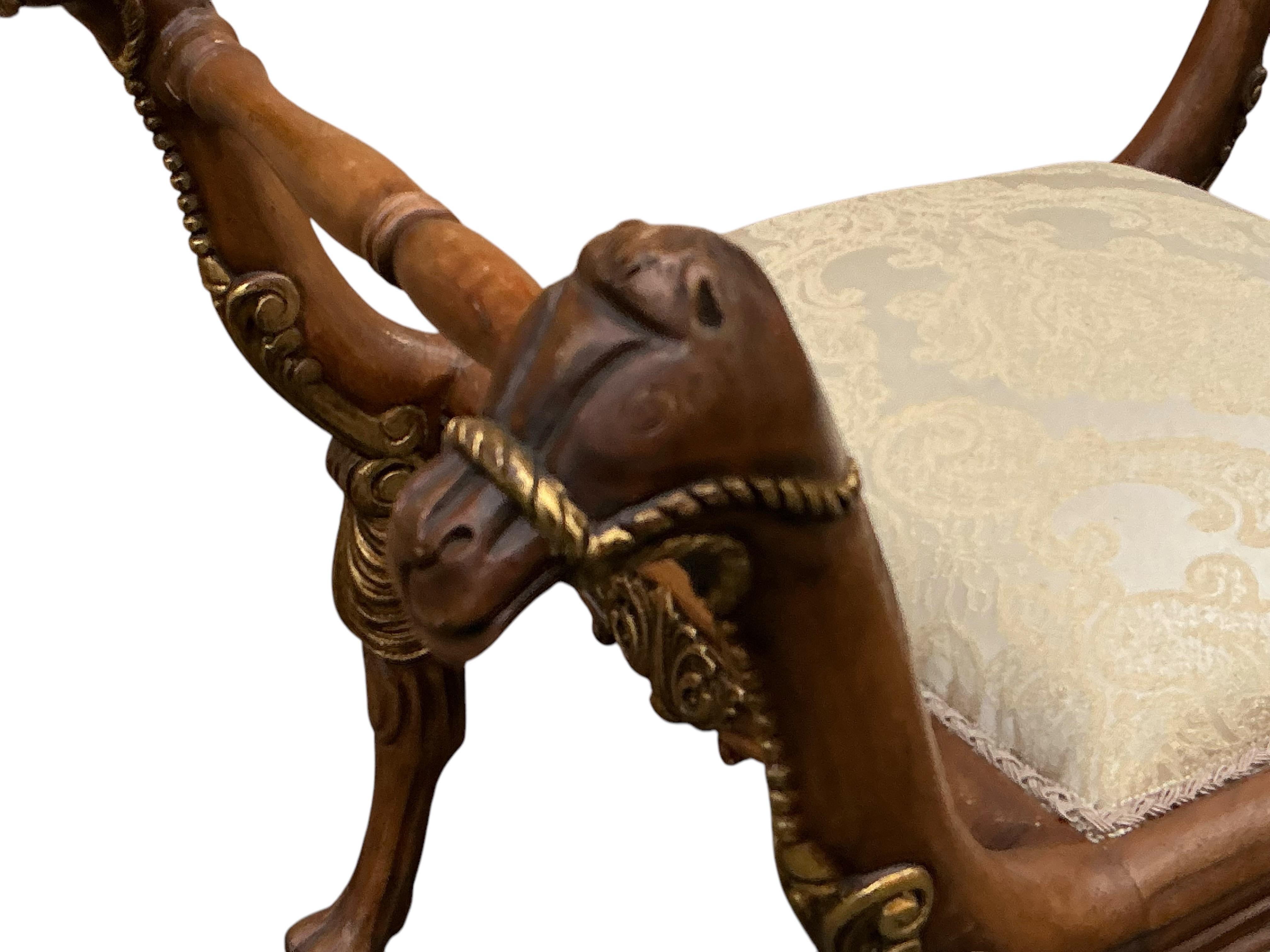 Pouf / banc de style Régence en bois doré sculpté de forme camel - Paire en vente 3