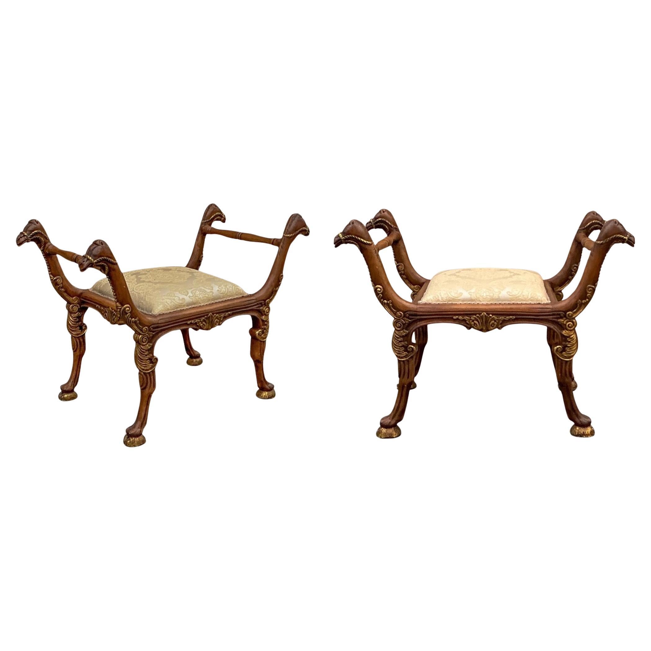 Il s'agit d'une paire de chameaux en bois fruitier lourdement sculpté, de style régence, avec des accents dorés. La tapisserie en damas est d'époque mais en très bon état. Les pieds sont des sabots sculptés. Ils sont italiens et non marqués.