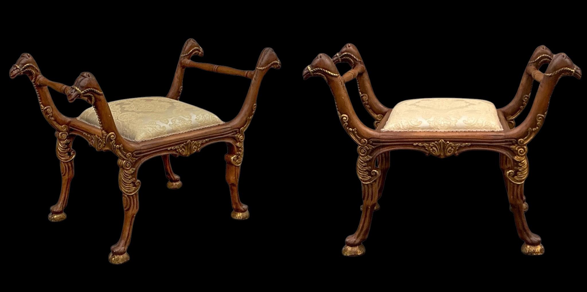 Regency Pouf / banc de style Régence en bois doré sculpté de forme camel - Paire en vente