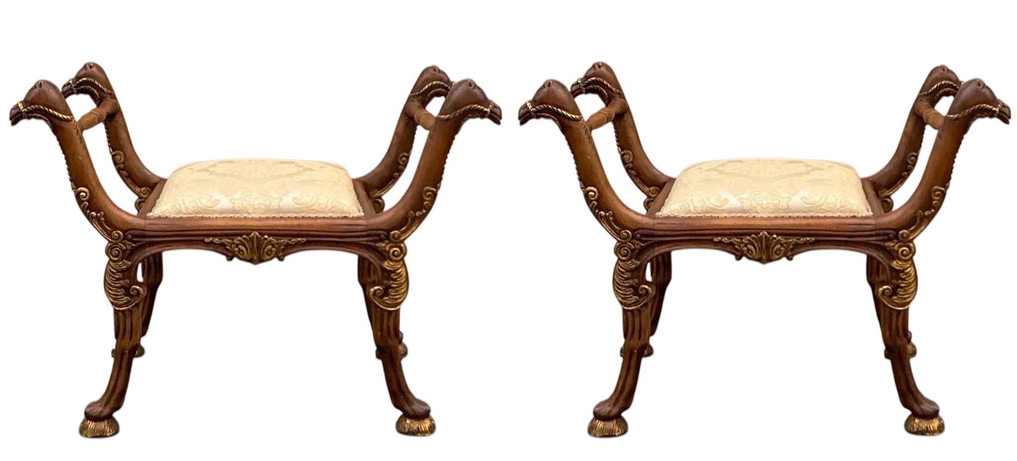 italien Pouf / banc de style Régence en bois doré sculpté de forme camel - Paire en vente