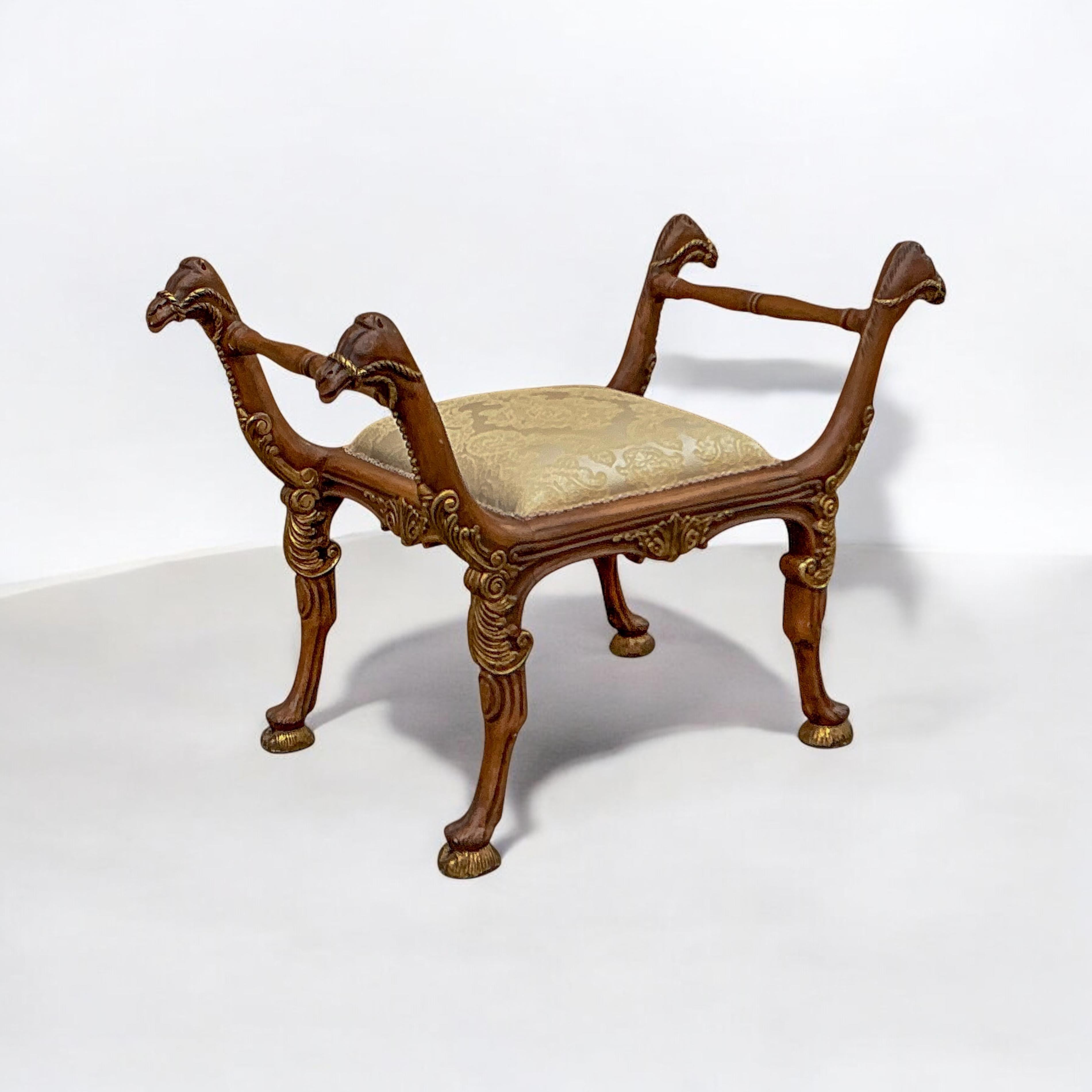 Pouf / banc de style Régence en bois doré sculpté de forme camel - Paire en vente 2