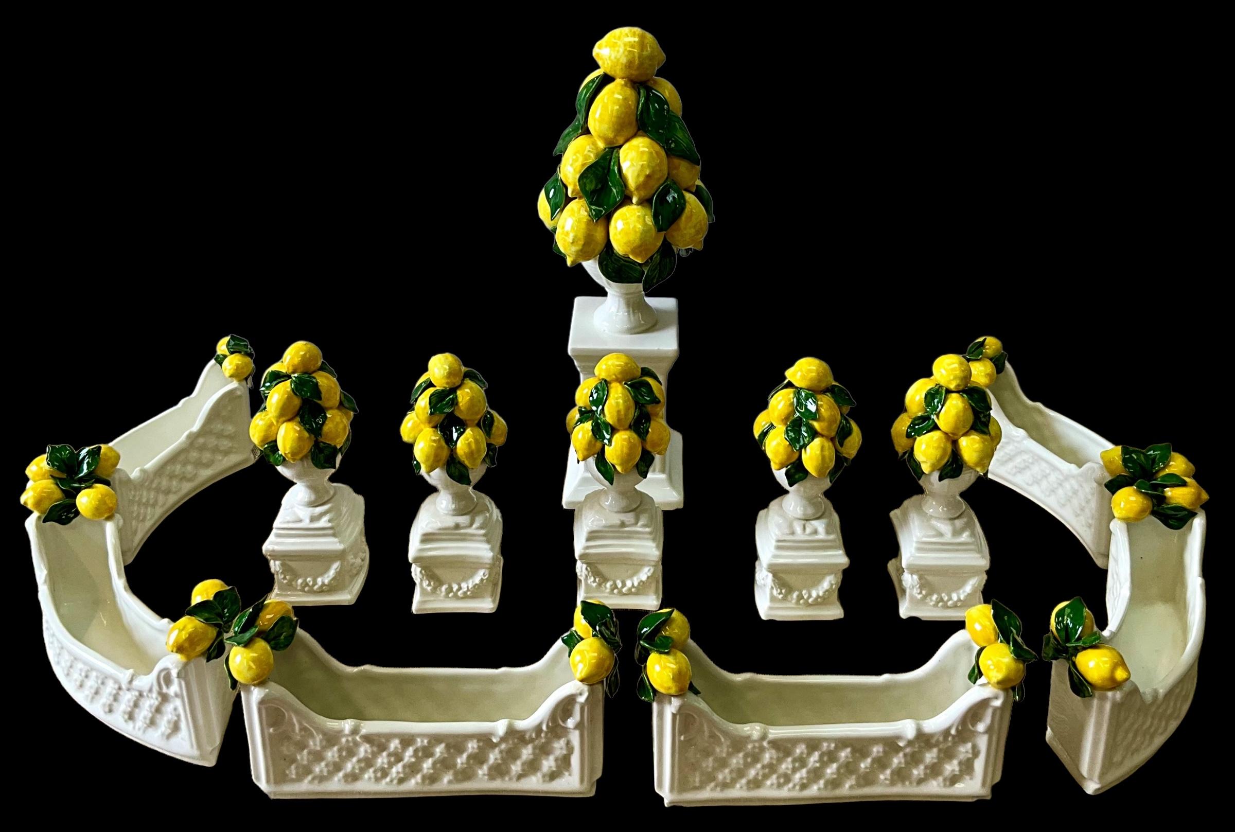 20ième siècle Table décorative / Vases / Centre de table en céramique italienne de style Régence en vente