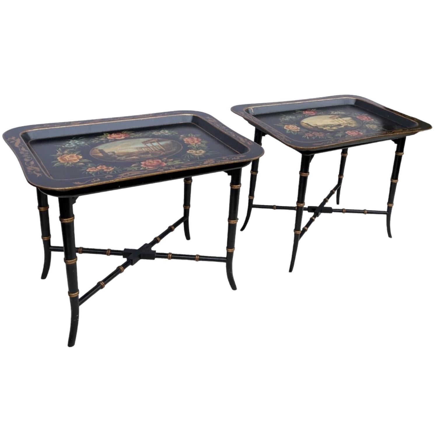 Il s'agit d'une paire de tables à plateau en faux bambou de style Régence avec des scènes centrales néoclassiques et florales peintes à la main. Ils sont italiens et datent probablement des années 60. Ils sont en très bon état vintage. 

Mes