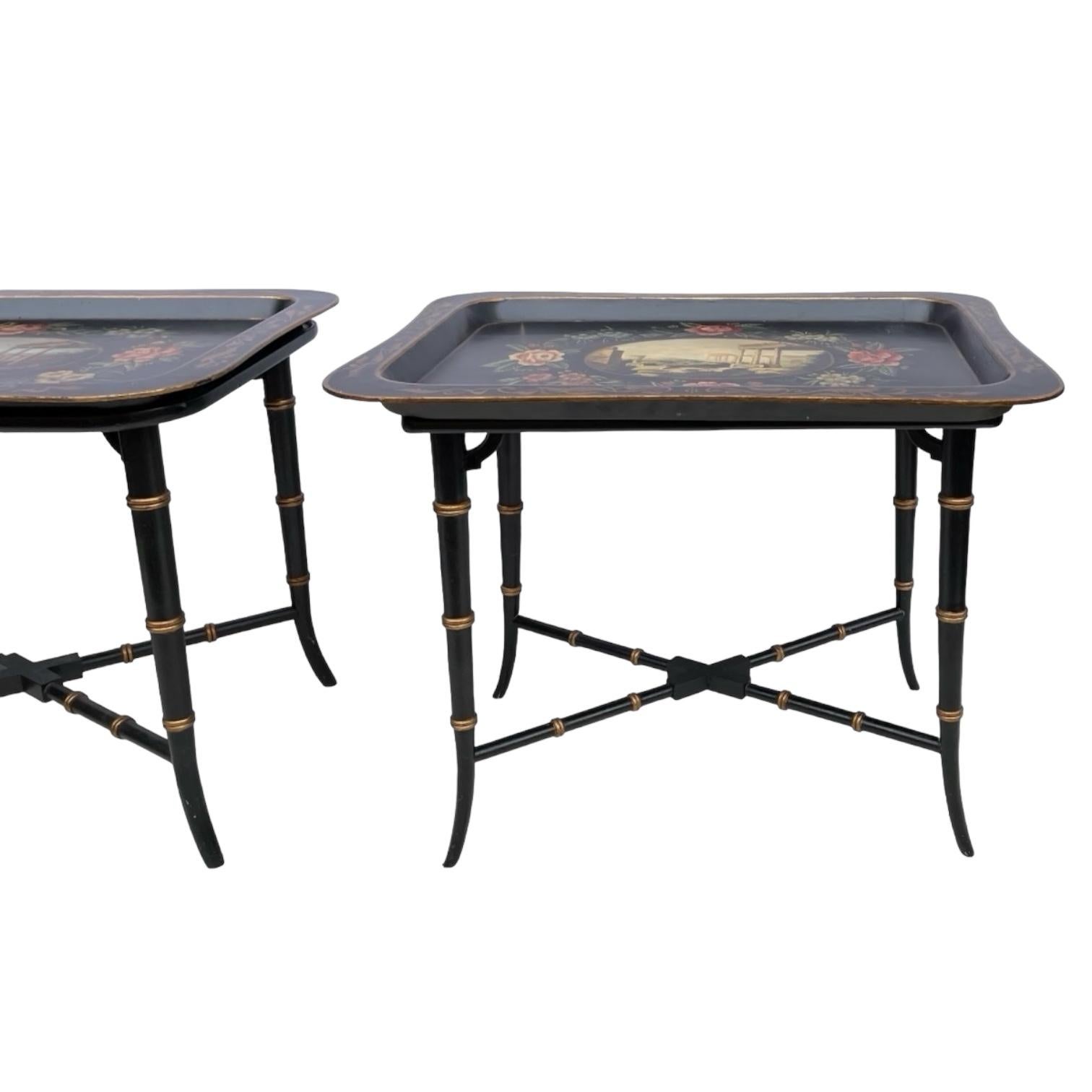 italien Tables d'appoint de style Régence en faux bambou peint à la tôle - Paire en vente