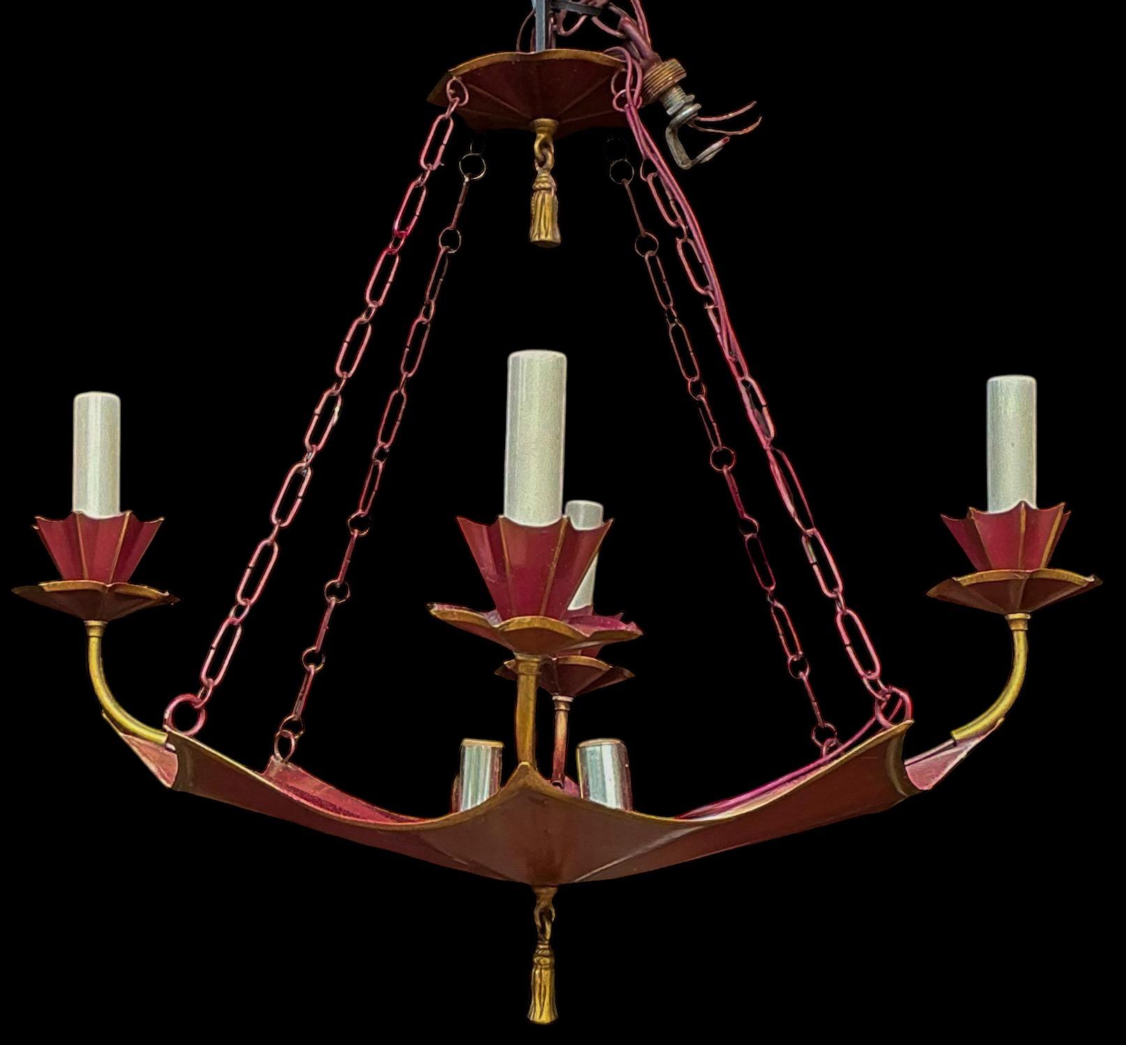 Italiano Lampadario a 4 bracci con pagoda rossa e nappe dorate in stile Regency - 6 luci in vendita
