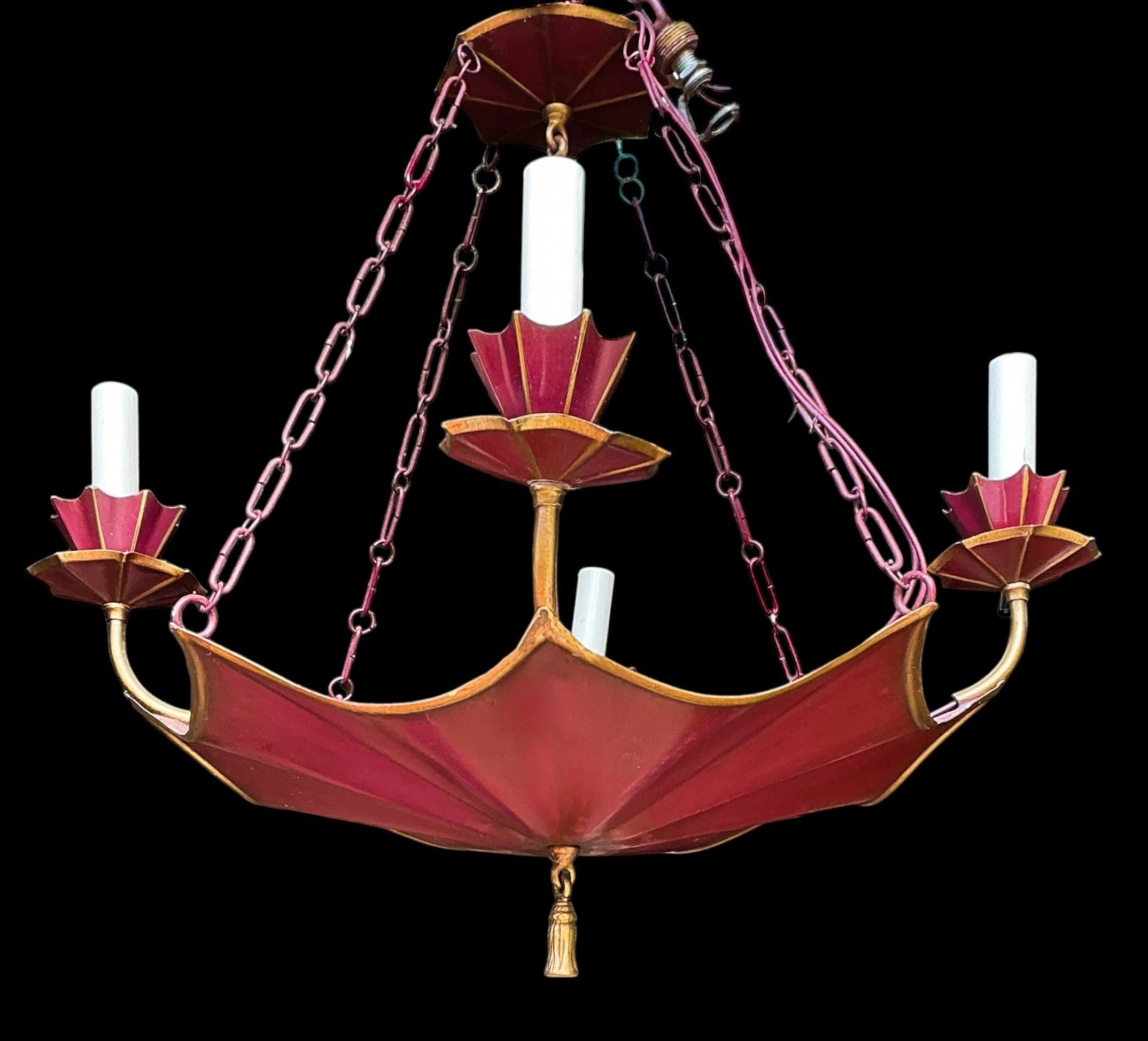 Lampadario a 4 bracci con pagoda rossa e nappe dorate in stile Regency - 6 luci In condizioni buone in vendita a Kennesaw, GA