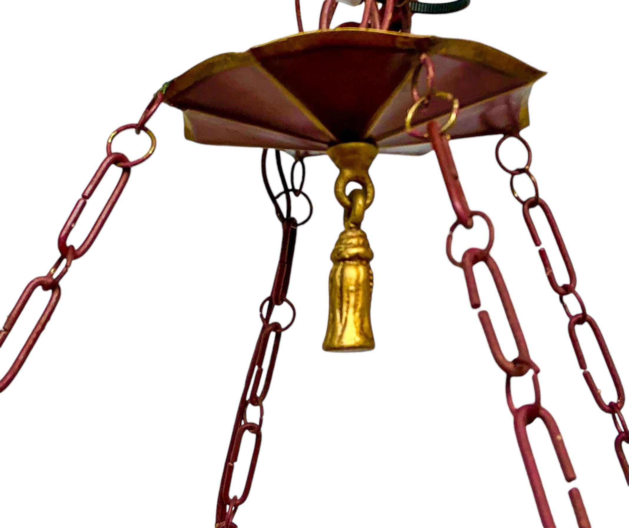 XX secolo Lampadario a 4 bracci con pagoda rossa e nappe dorate in stile Regency - 6 luci in vendita